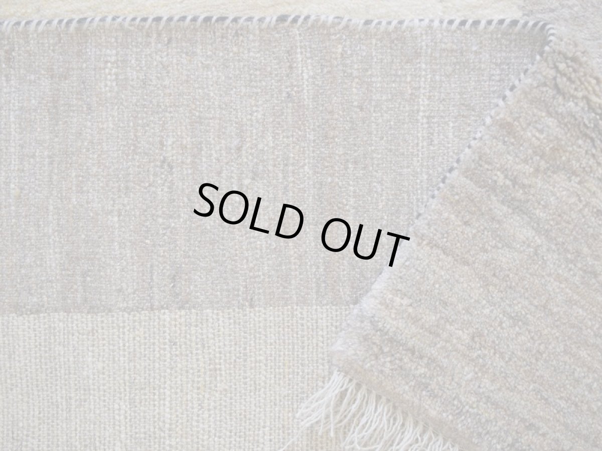 画像15: 新品 ペルシャ ギャッベ 縦2m 横1.5m 3㎡ 〜3帖 リビング ダイニング 2-3人掛けソファ サイズ 198 × 150 cm No.A570 肉厚 天然 ウール ギャベ 手織り ハンドメイド ラグ 絨毯 カーペット リビングダイニングルームやベッドサイドに 赤 生成り グレー 原毛系 動物 n-a570-198150h523a324 (15)