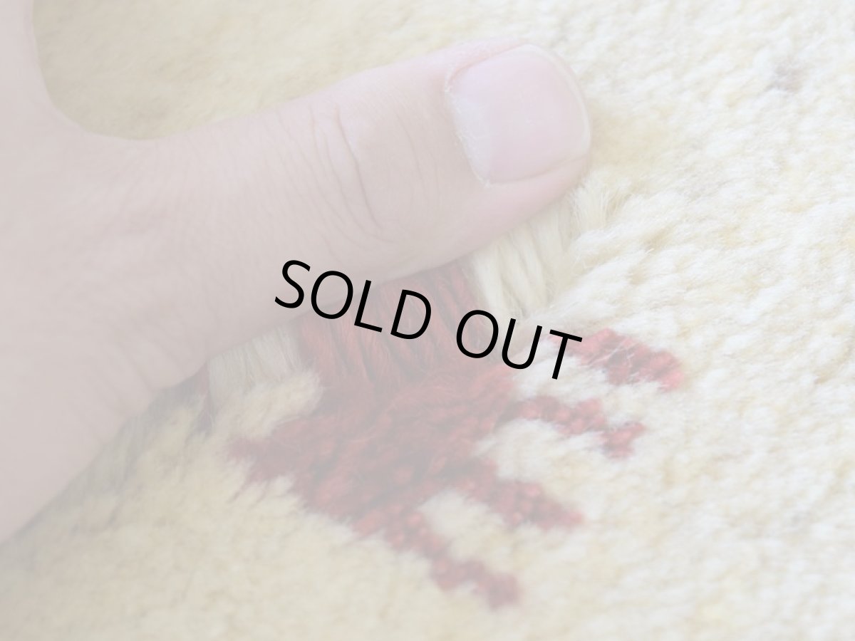 画像11: 新品 ペルシャ ギャッベ 縦2m 横1.5m 3㎡ 〜3帖 リビング ダイニング 2-3人掛けソファ サイズ 198 × 150 cm No.A570 肉厚 天然 ウール ギャベ 手織り ハンドメイド ラグ 絨毯 カーペット リビングダイニングルームやベッドサイドに 赤 生成り グレー 原毛系 動物 n-a570-198150h523a324 (11)
