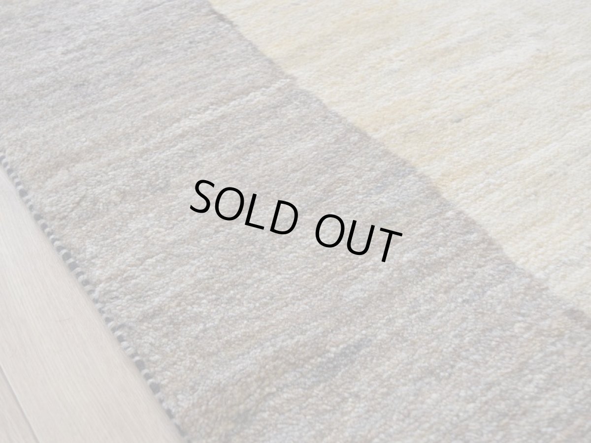 画像12: 新品 ペルシャ ギャッベ 縦2m 横1.5m 3㎡ 〜3帖 リビング ダイニング 2-3人掛けソファ サイズ 198 × 150 cm No.A570 肉厚 天然 ウール ギャベ 手織り ハンドメイド ラグ 絨毯 カーペット リビングダイニングルームやベッドサイドに 赤 生成り グレー 原毛系 動物 n-a570-198150h523a324 (12)