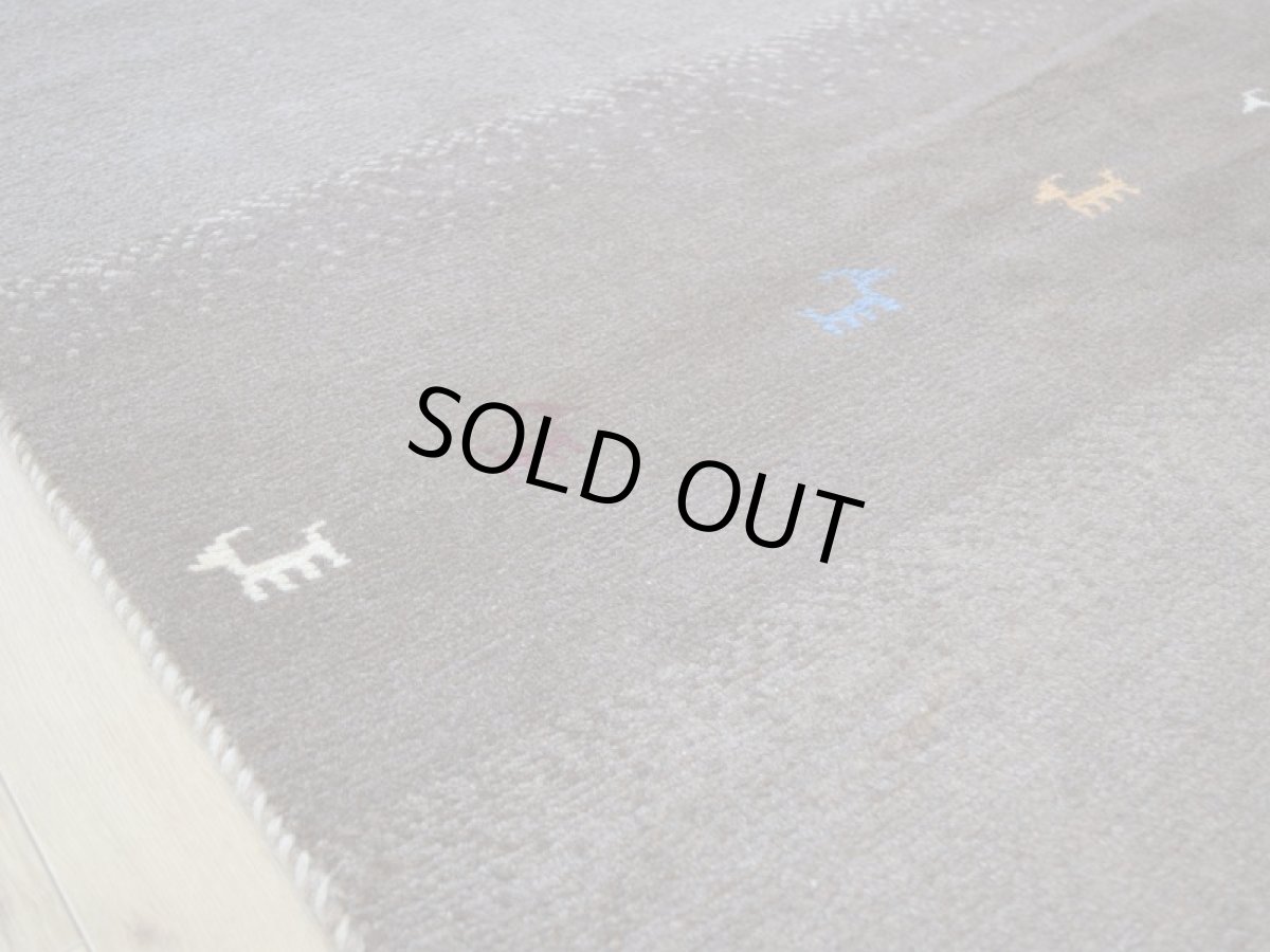 画像11: 新品 ペルシャ ギャッベ 縦2m 横1.5m 3㎡ 〜3帖 リビング ダイニング 2-3人掛けソファサイズ 200 × 150 cm No.1435 天然 肉厚 ウール ギャベ 手織り ハンドメイド ラグ 絨毯 カーペット ベージュ ブラウン グレー グラデーション ボーダー 生命の樹 動物 ヤギ 羊 鹿 柄 リビングダイニングルームやベッドサイドに n-1435-200150h071a032 (11)