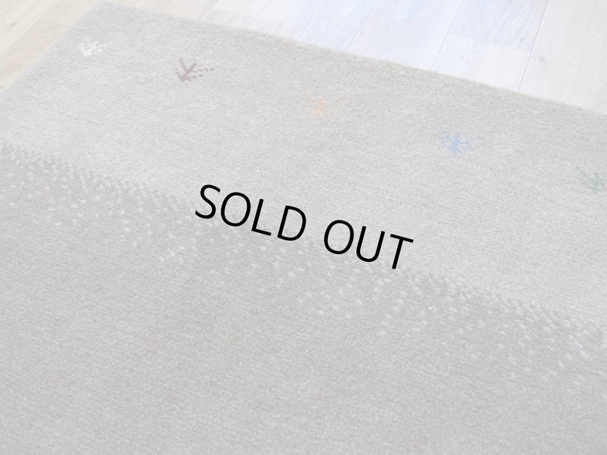 画像9: 新品 ペルシャ ギャッベ 縦2m 横1.5m 3㎡ 〜3帖 リビング ダイニング 2-3人掛けソファサイズ 200 × 150 cm No.1435 天然 肉厚 ウール ギャベ 手織り ハンドメイド ラグ 絨毯 カーペット ベージュ ブラウン グレー グラデーション ボーダー 生命の樹 動物 ヤギ 羊 鹿 柄 リビングダイニングルームやベッドサイドに n-1435-200150h071a032 (9)