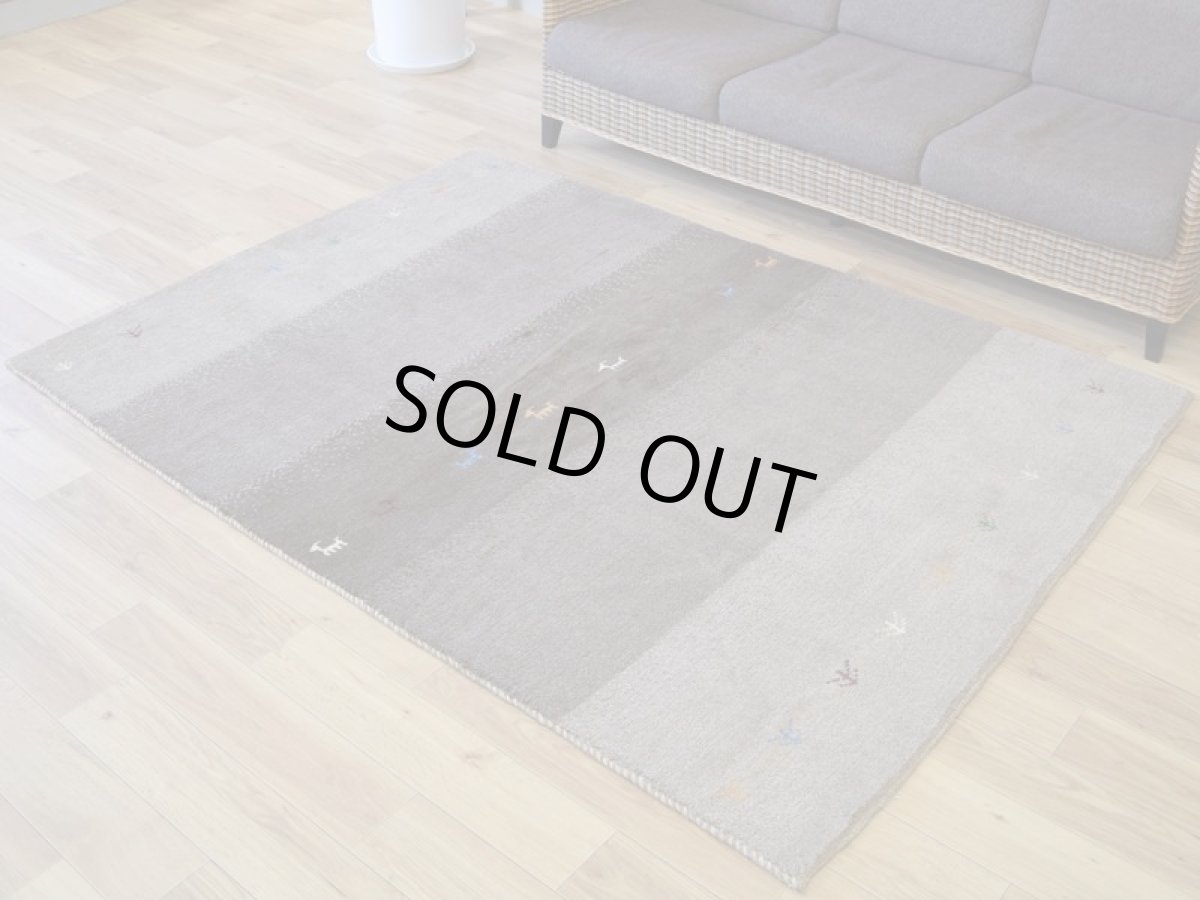 画像2: 新品 ペルシャ ギャッベ 縦2m 横1.5m 3㎡ 〜3帖 リビング ダイニング 2-3人掛けソファサイズ 200 × 150 cm No.1435 天然 肉厚 ウール ギャベ 手織り ハンドメイド ラグ 絨毯 カーペット ベージュ ブラウン グレー グラデーション ボーダー 生命の樹 動物 ヤギ 羊 鹿 柄 リビングダイニングルームやベッドサイドに n-1435-200150h071a032 (2)