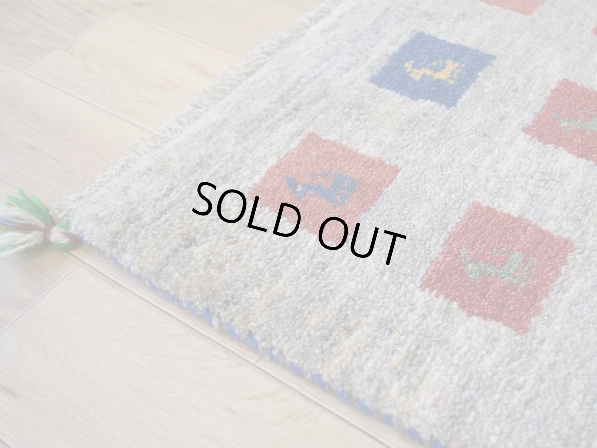 画像9: 新品 ペルシャ ギャッベ 玄関 マット サイズ 85 × 60 cm No.2234 肉厚 天然 ウール ギャベ 手織り ハンドメイド ラグ 絨毯 カーペット ロリバフト 玄関ドアマットのアクセントに 生成り クリーム ベージュ 原毛系 マルチカラー n-2234-085060h001a031 (9)