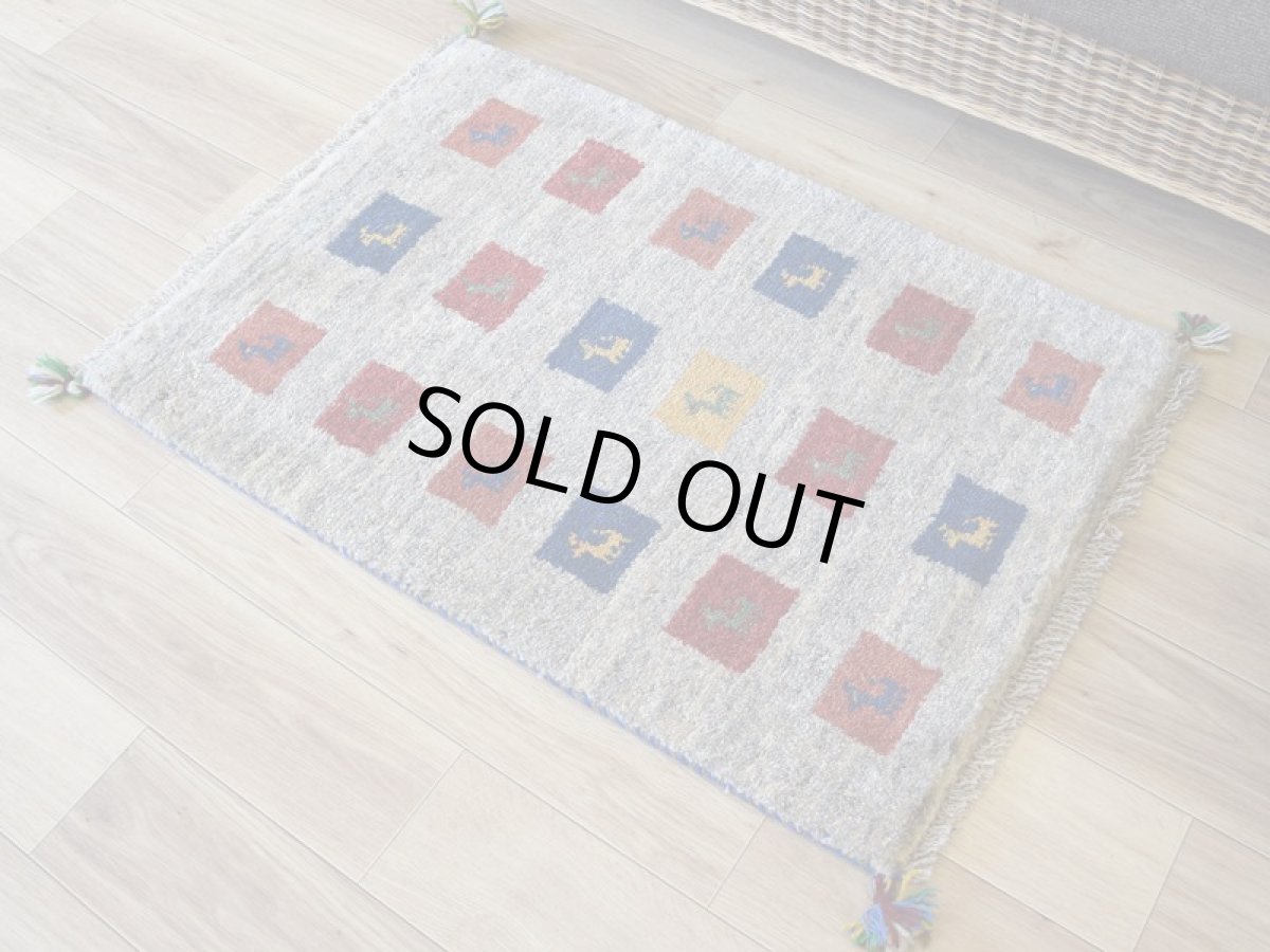 画像2: 新品 ペルシャ ギャッベ 玄関 マット サイズ 85 × 60 cm No.2234 肉厚 天然 ウール ギャベ 手織り ハンドメイド ラグ 絨毯 カーペット ロリバフト 玄関ドアマットのアクセントに 生成り クリーム ベージュ 原毛系 マルチカラー n-2234-085060h001a031 (2)