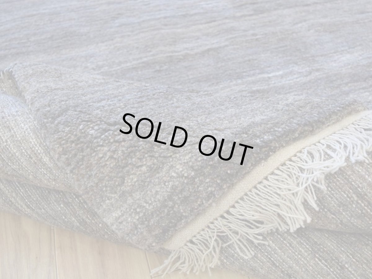 画像15: 新品 ペルシャ ギャッベ 縦2m 横1.5m 3㎡ 〜2帖 リビング ダイニング 2-3人掛けソファ サイズ 193 × 156 cm No.P398 肉厚 天然 ウール ギャベ 手織り ハンドメイド ラグ 絨毯 カーペット リビングダイニングルームやベッドサイドに グレー ベージュ 茶 生成り クリーム 原毛系 プレーン n-p398-193156h092p (15)