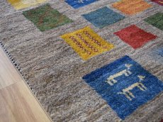 画像9: 新品 ペルシャ ギャッベ 縦1.5m 横1m 2人掛けソファ サイズ 145 × 95 cm No.P402 肉厚 天然 ウール ギャベ 手織り ハンドメイド ラグ 絨毯 カーペット 動物 生命の樹 パッチワーク柄 マルチカラー n-p402-145095h041a091 (9)