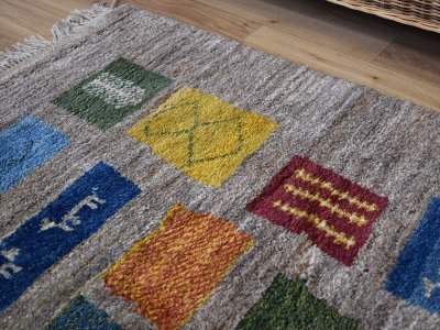 画像1: 新品 ペルシャ ギャッベ 縦1.5m 横1m 2人掛けソファ サイズ 145 × 95 cm No.P402 肉厚 天然 ウール ギャベ 手織り ハンドメイド ラグ 絨毯 カーペット 動物 生命の樹 パッチワーク柄 マルチカラー n-p402-145095h041a091