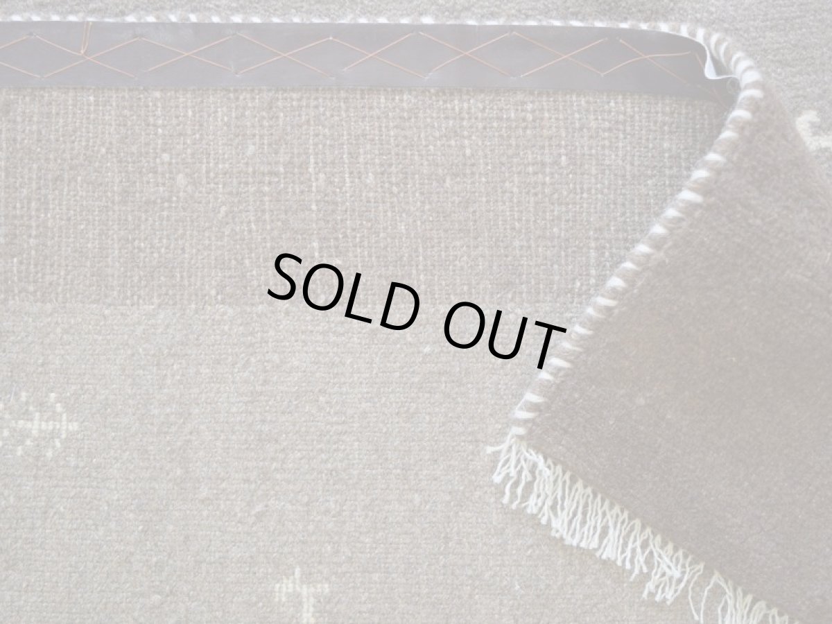 画像16: 新品 ペルシャ ギャッベ 縦2m 横1.5m 3㎡ 〜3帖 リビング ダイニング 2-3人掛けソファサイズ 193 × 151 cm No.1465 天然 肉厚 ウール ギャベ 手織り ハンドメイド ラグ 絨毯 カーペット ベージュ ブラウン グレー 生命の樹 動物 ヤギ 羊 鹿 柄 リビングダイニングルームやベッドサイドに n-1465-193151h071a032 (16)