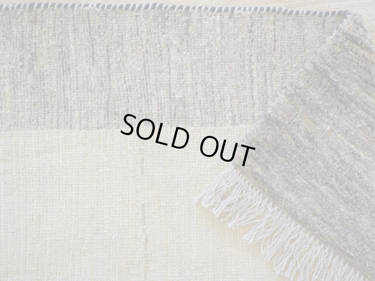 画像17: 新品 ペルシャ ギャッベ 縦3m 横2m 6㎡ 〜6帖程度 リビング ダイニング 3人掛けソファ コーナーソファサイズ 284 × 206 cm No.A567 肉厚 天然 ウール ギャベ 手織り ハンドメイド ラグ 絨毯 カーペット リビングダイニングルームやベッドサイドに 生成り グレー 原毛系 プレーン シンプル n-a567-284206h046a238 (17)