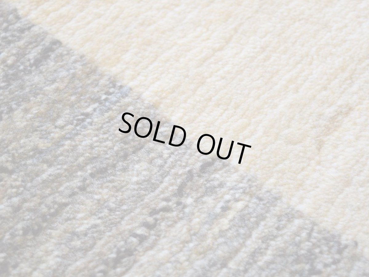 画像10: 新品 ペルシャ ギャッベ 縦3m 横2m 6㎡ 〜6帖程度 リビング ダイニング 3人掛けソファ コーナーソファサイズ 284 × 206 cm No.A567 肉厚 天然 ウール ギャベ 手織り ハンドメイド ラグ 絨毯 カーペット リビングダイニングルームやベッドサイドに 生成り グレー 原毛系 プレーン シンプル n-a567-284206h046a238 (10)