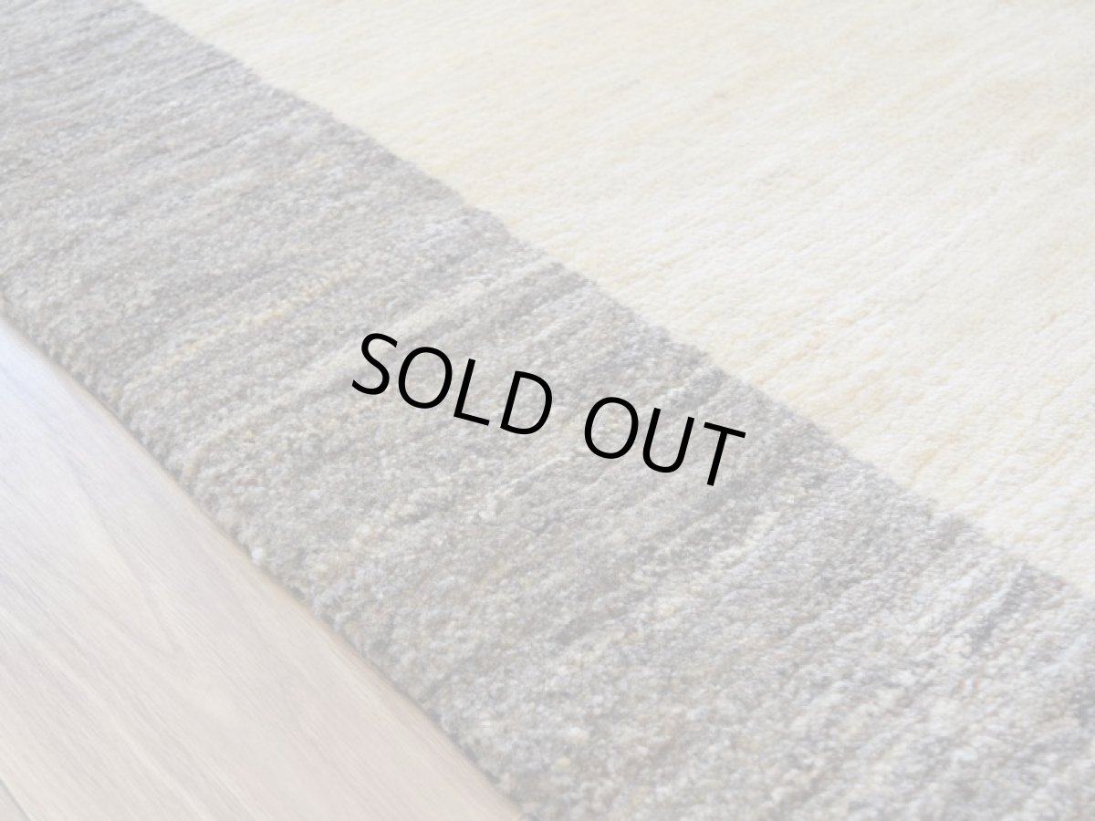 画像9: 新品 ペルシャ ギャッベ 縦3m 横2m 6㎡ 〜6帖程度 リビング ダイニング 3人掛けソファ コーナーソファサイズ 284 × 206 cm No.A567 肉厚 天然 ウール ギャベ 手織り ハンドメイド ラグ 絨毯 カーペット リビングダイニングルームやベッドサイドに 生成り グレー 原毛系 プレーン シンプル n-a567-284206h046a238 (9)