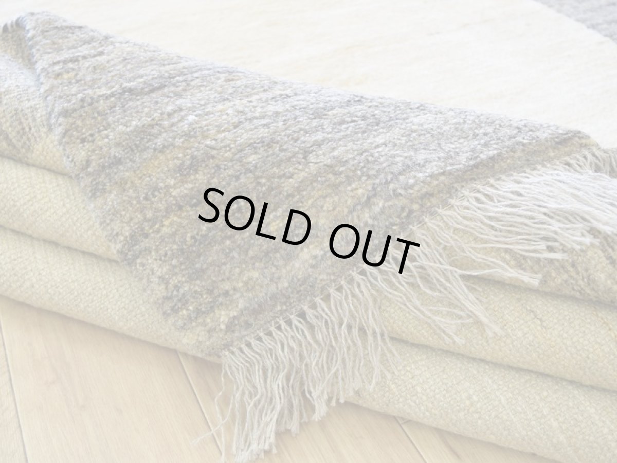 画像16: 新品 ペルシャ ギャッベ 縦3m 横2m 6㎡ 〜6帖程度 リビング ダイニング 3人掛けソファ コーナーソファサイズ 284 × 206 cm No.A567 肉厚 天然 ウール ギャベ 手織り ハンドメイド ラグ 絨毯 カーペット リビングダイニングルームやベッドサイドに 生成り グレー 原毛系 プレーン シンプル n-a567-284206h046a238 (16)