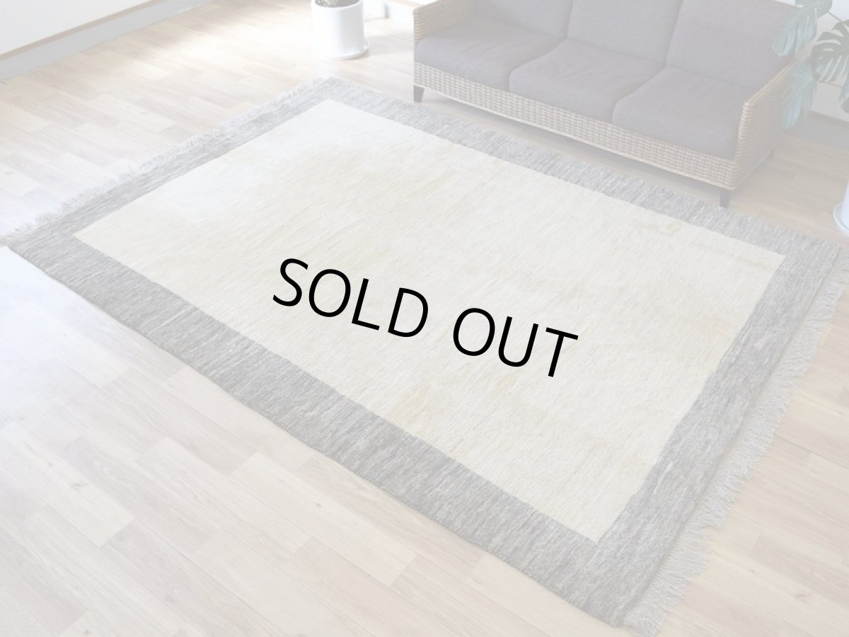 画像2: 新品 ペルシャ ギャッベ 縦3m 横2m 6㎡ 〜6帖程度 リビング ダイニング 3人掛けソファ コーナーソファサイズ 284 × 206 cm No.A567 肉厚 天然 ウール ギャベ 手織り ハンドメイド ラグ 絨毯 カーペット リビングダイニングルームやベッドサイドに 生成り グレー 原毛系 プレーン シンプル n-a567-284206h046a238 (2)