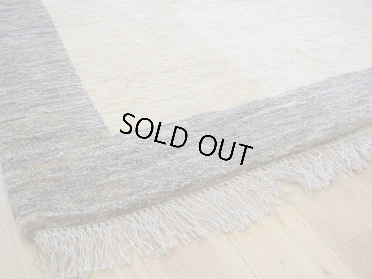 画像14: 新品 ペルシャ ギャッベ 縦3m 横2m 6㎡ 〜6帖程度 リビング ダイニング 3人掛けソファ コーナーソファサイズ 284 × 206 cm No.A567 肉厚 天然 ウール ギャベ 手織り ハンドメイド ラグ 絨毯 カーペット リビングダイニングルームやベッドサイドに 生成り グレー 原毛系 プレーン シンプル n-a567-284206h046a238 (14)