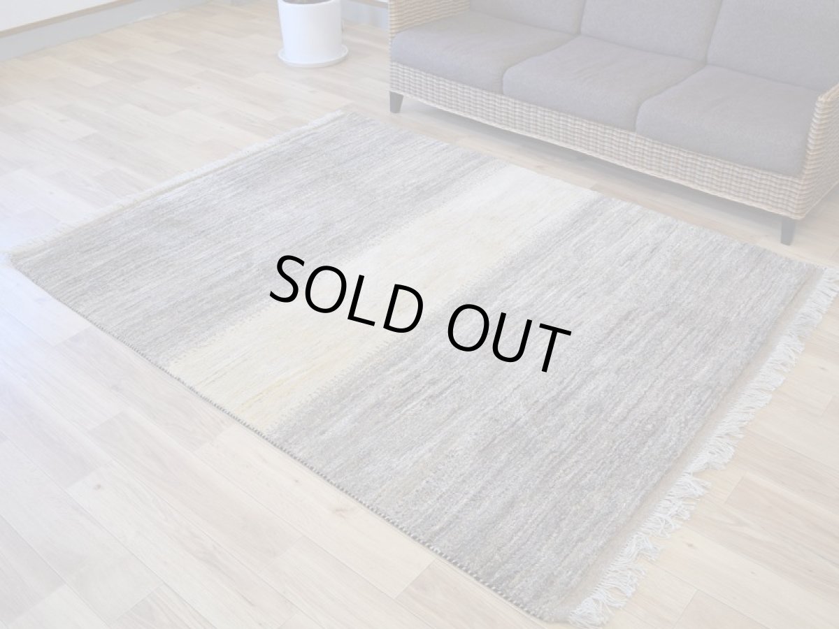 画像2: 新品 ペルシャ ギャッベ 縦2m 横1.5m 3㎡ 〜2帖 リビング ダイニング 2-3人掛けソファ サイズ 200 × 156 cm No.P404 肉厚 天然 ウール ギャベ 手織り ハンドメイド ラグ 絨毯 カーペット リビングダイニングルームやベッドサイドに 生成り ベージュ 茶 グレー 原毛系 グラデーション n-p404-200156h003p (2)