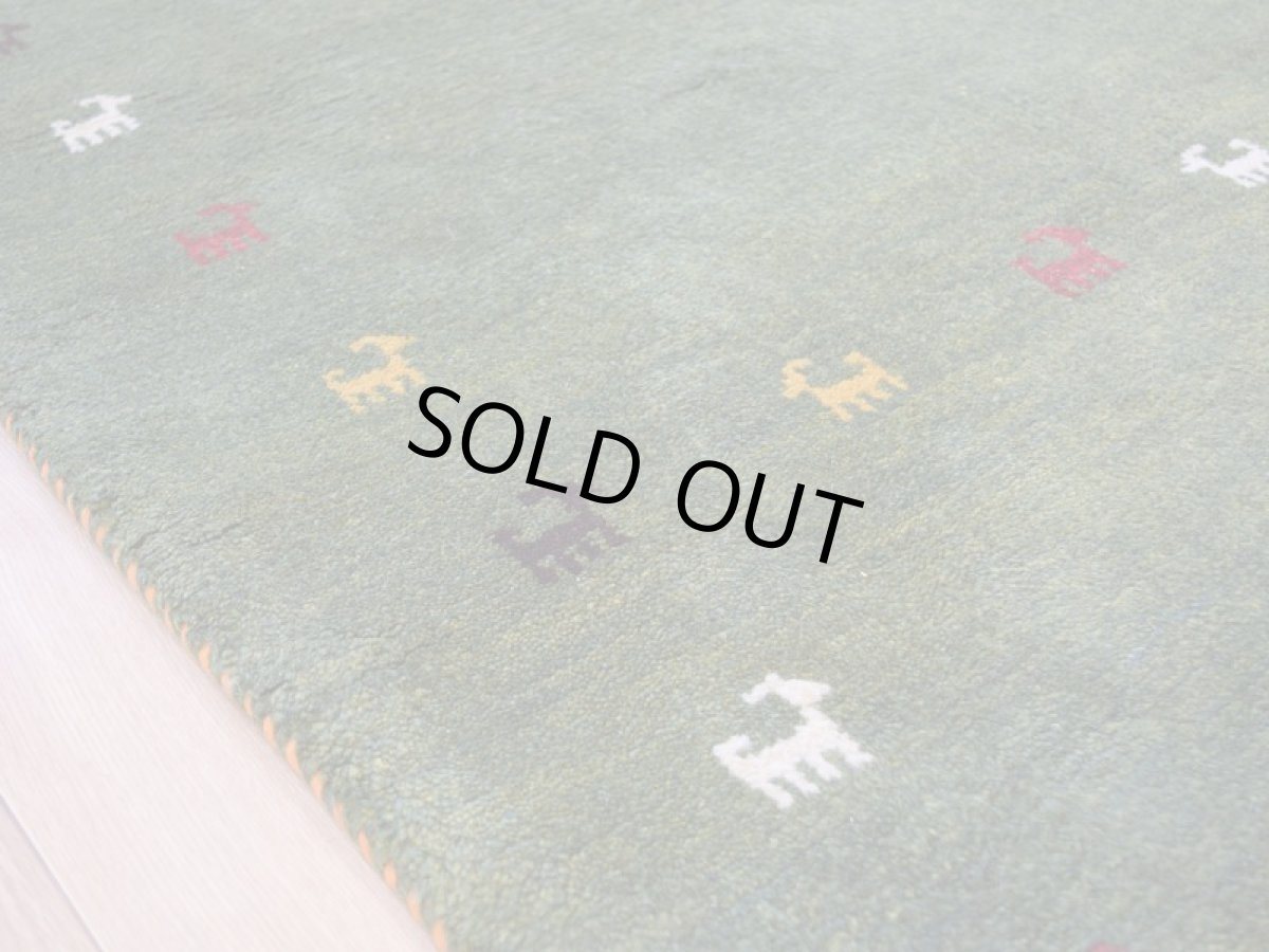 画像9: 新品 ペルシャ ギャッベ 縦2m 横1.5m 3㎡ 〜3帖 リビング ダイニング 2-3人掛けソファ サイズ 200 × 156 cm No.1930 肉厚 天然 ウール ギャベ 手織り ハンドメイド ラグ 絨毯 カーペット リビングダイニングルームやベッドサイドに 動物柄 緑 グリーン n-1930-200156s003p (9)