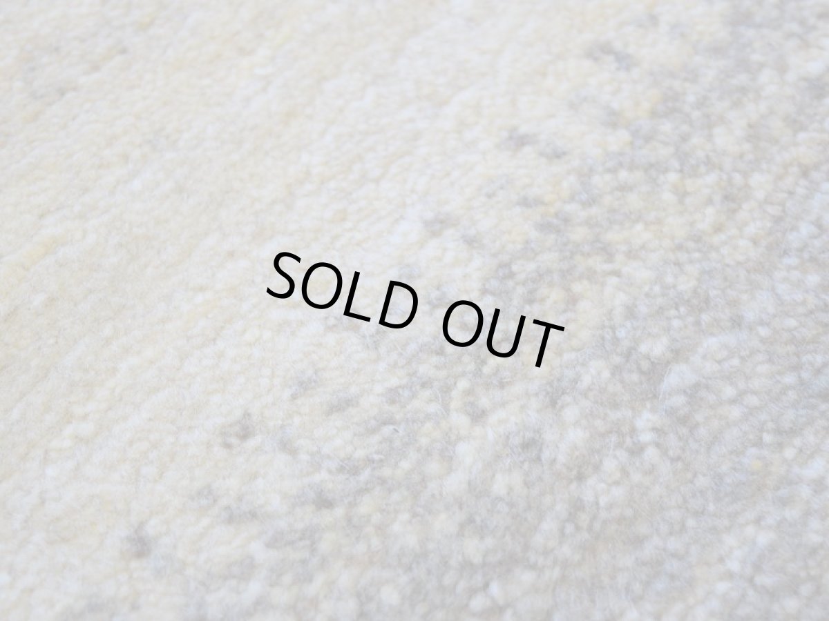 画像12: 新品 ペルシャ ギャッベ 縦2m 横1.5m 3㎡ 〜2帖 リビング ダイニング 2-3人掛けソファ サイズ 200 × 156 cm No.P404 肉厚 天然 ウール ギャベ 手織り ハンドメイド ラグ 絨毯 カーペット リビングダイニングルームやベッドサイドに 生成り ベージュ 茶 グレー 原毛系 グラデーション n-p404-200156h003p (12)