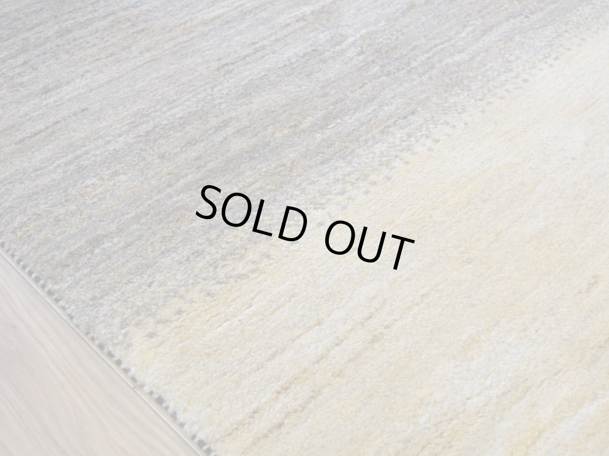 画像9: 新品 ペルシャ ギャッベ 縦2m 横1.5m 3㎡ 〜2帖 リビング ダイニング 2-3人掛けソファ サイズ 200 × 156 cm No.P404 肉厚 天然 ウール ギャベ 手織り ハンドメイド ラグ 絨毯 カーペット リビングダイニングルームやベッドサイドに 生成り ベージュ 茶 グレー 原毛系 グラデーション n-p404-200156h003p (9)