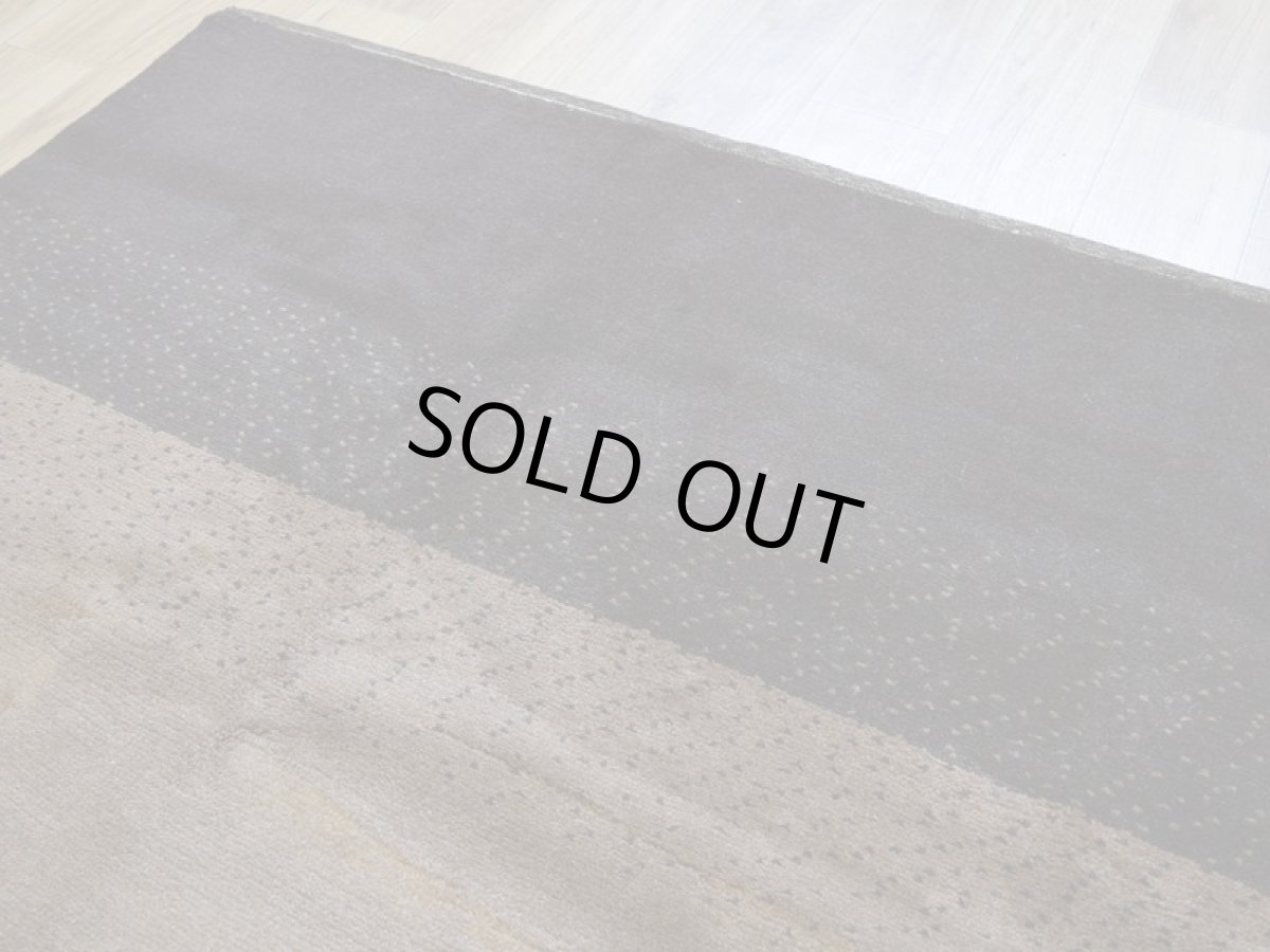 画像9: 新品 ペルシャ ギャッベ 縦3m 横2m 6㎡ 〜6帖程度 リビング ダイニング 3人掛けソファ コーナーソファサイズ 280 × 218 cm No.1437 肉厚 ウール ギャベ 手織り ハンドメイド ラグ 絨毯 カーペット ベージュ ブラウン グレー ブラック グラデーション ボーダー リビングダイニングルームやベッドサイドに n-1437-280218s563a574 (9)