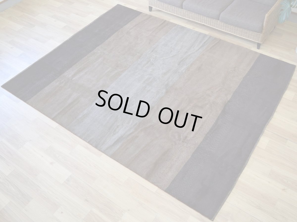 画像2: 新品 ペルシャ ギャッベ 縦3m 横2m 6㎡ 〜6帖程度 リビング ダイニング 3人掛けソファ コーナーソファサイズ 280 × 218 cm No.1437 肉厚 ウール ギャベ 手織り ハンドメイド ラグ 絨毯 カーペット ベージュ ブラウン グレー ブラック グラデーション ボーダー リビングダイニングルームやベッドサイドに n-1437-280218s563a574 (2)