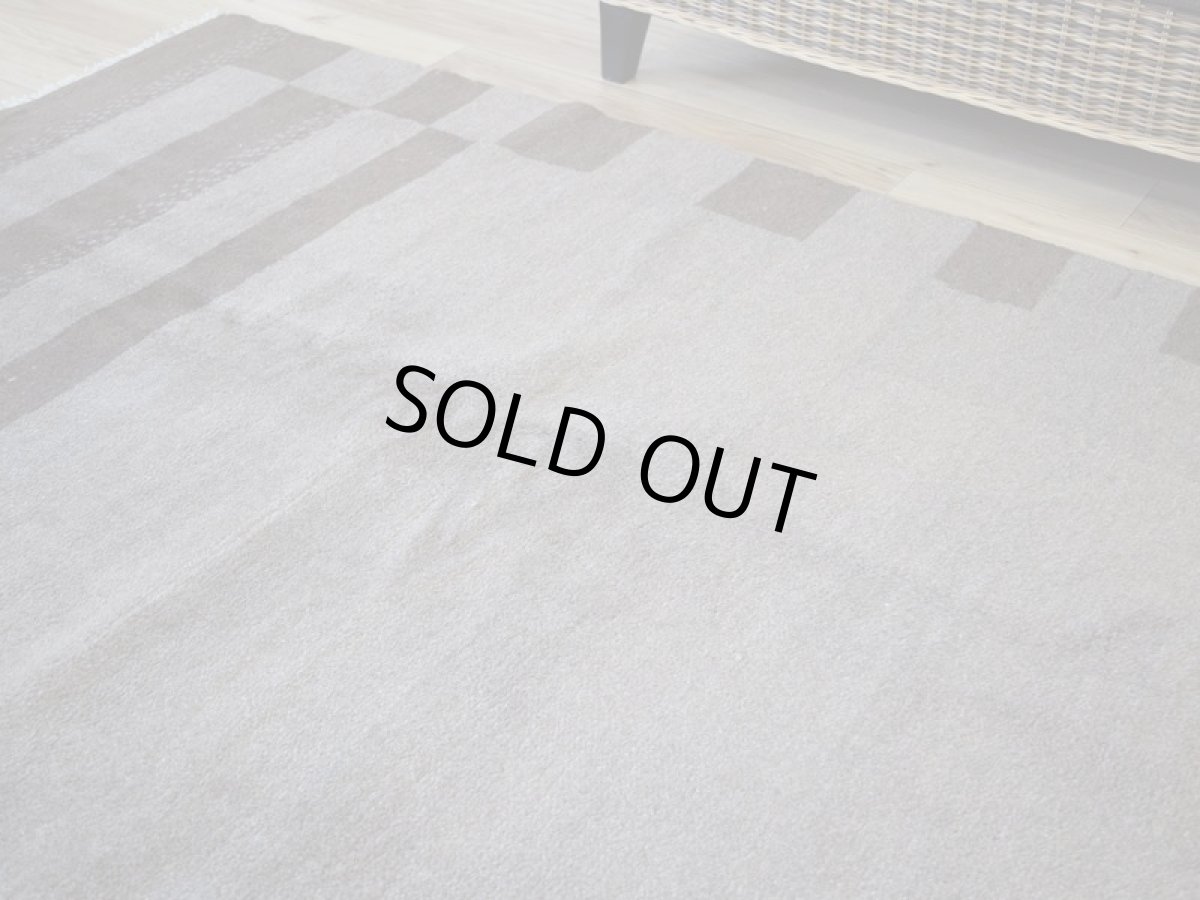 画像9: 新品 ペルシャ ギャッベ 縦3m 横2m 6㎡ 〜6帖程度 リビング ダイニング 3人掛けソファ コーナーソファサイズ 290 × 199 cm No.1456 ウール ギャベ 手織り ハンドメイド ラグ 絨毯 カーペット ベージュ ブラウン カーキ ボーダー リビングダイニングルームやお部屋の中心に n-1456-290199s053a054 (9)