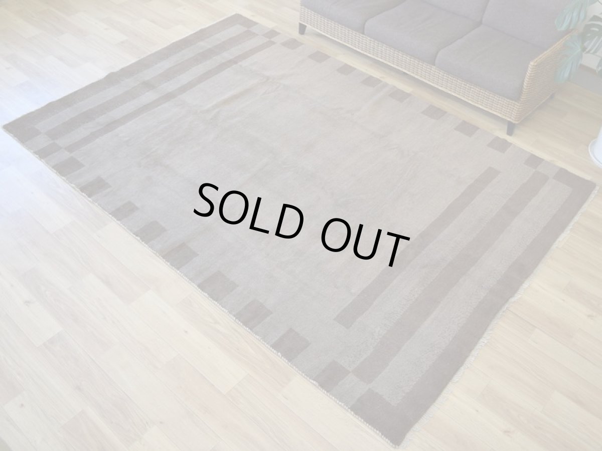 画像2: 新品 ペルシャ ギャッベ 縦3m 横2m 6㎡ 〜6帖程度 リビング ダイニング 3人掛けソファ コーナーソファサイズ 290 × 199 cm No.1456 ウール ギャベ 手織り ハンドメイド ラグ 絨毯 カーペット ベージュ ブラウン カーキ ボーダー リビングダイニングルームやお部屋の中心に n-1456-290199s053a054 (2)