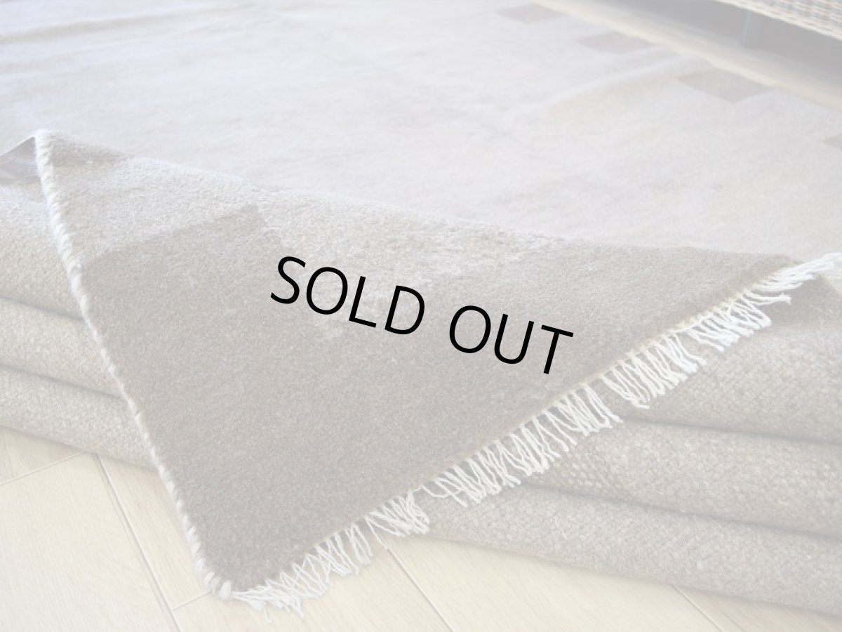 画像15: 新品 ペルシャ ギャッベ 縦3m 横2m 6㎡ 〜6帖程度 リビング ダイニング 3人掛けソファ コーナーソファサイズ 290 × 199 cm No.1456 ウール ギャベ 手織り ハンドメイド ラグ 絨毯 カーペット ベージュ ブラウン カーキ ボーダー リビングダイニングルームやお部屋の中心に n-1456-290199s053a054 (15)