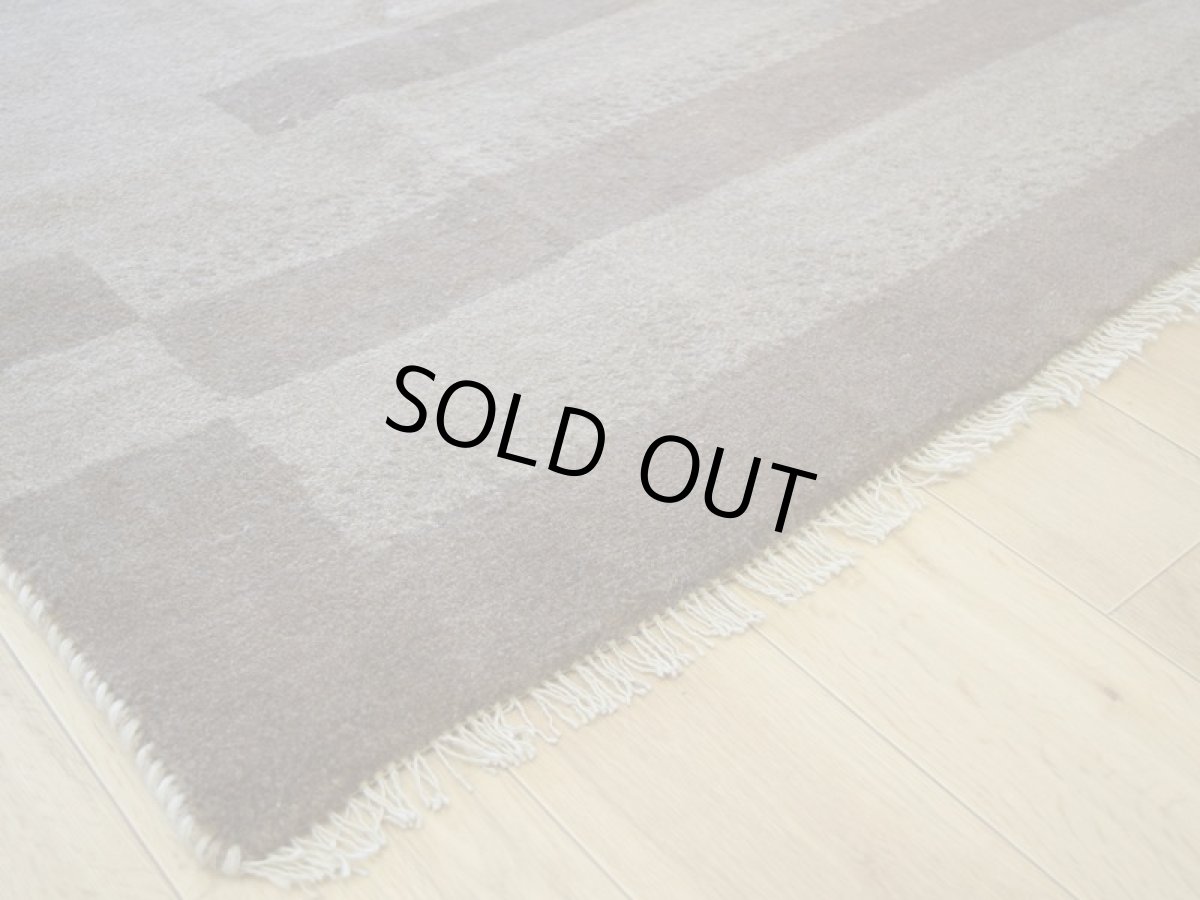 画像11: 新品 ペルシャ ギャッベ 縦3m 横2m 6㎡ 〜6帖程度 リビング ダイニング 3人掛けソファ コーナーソファサイズ 290 × 199 cm No.1456 ウール ギャベ 手織り ハンドメイド ラグ 絨毯 カーペット ベージュ ブラウン カーキ ボーダー リビングダイニングルームやお部屋の中心に n-1456-290199s053a054 (11)