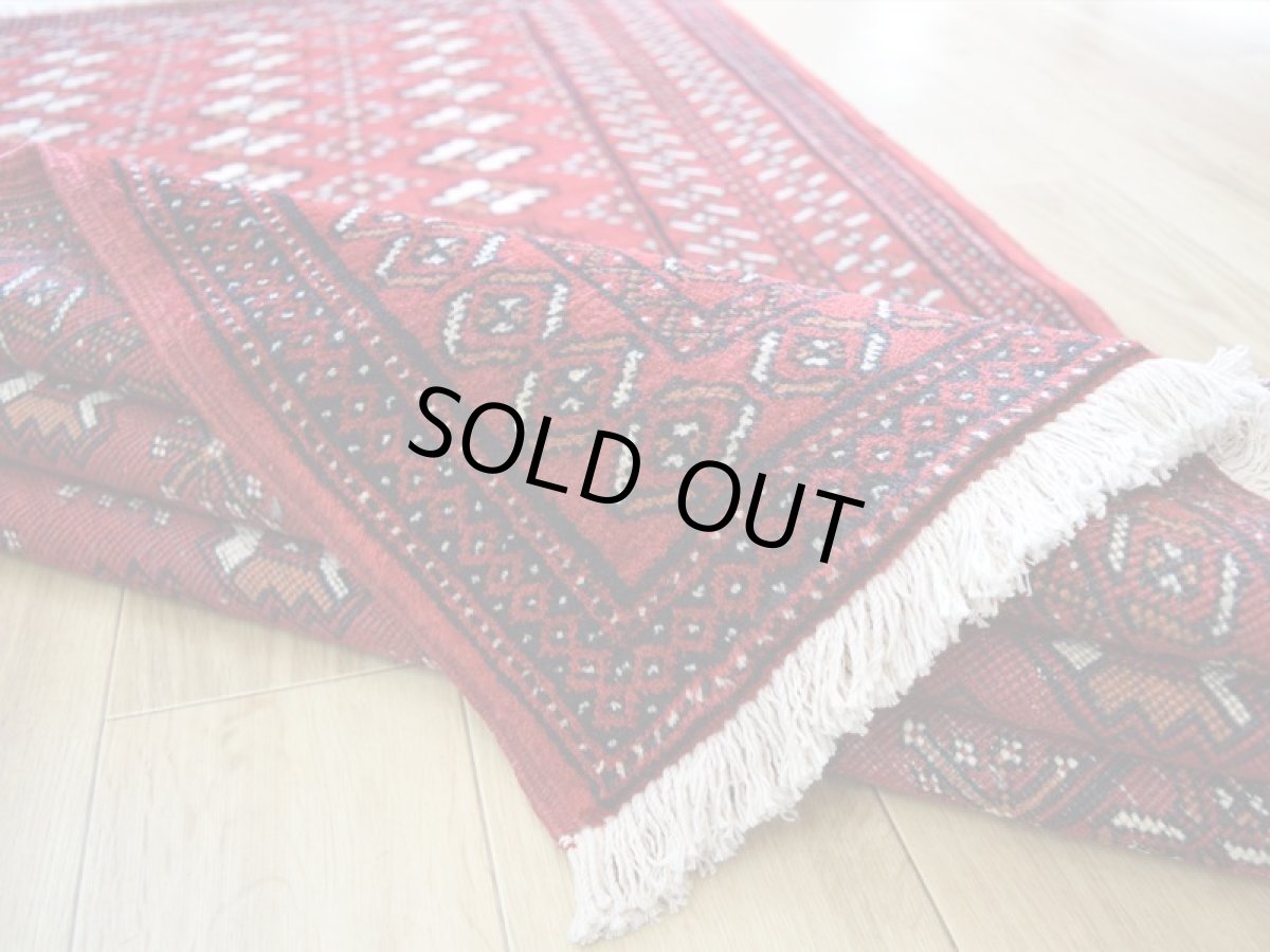 画像15: 良品 ペルシャ 部族絨毯 バルーチ 縦2m 横1m 2.2㎡ 〜2帖程度 リビング ダイニング 2〜3人掛けソファ センターテーブル サイズ 190 x 112 cm No.R218 天然 肉厚 ウール 手織り トライバル ラグ 敷物 マット カーペット 幾何学模様 ヴィンテージ ビンテージ  赤 レッド b-r218-190112h001-031 (15)