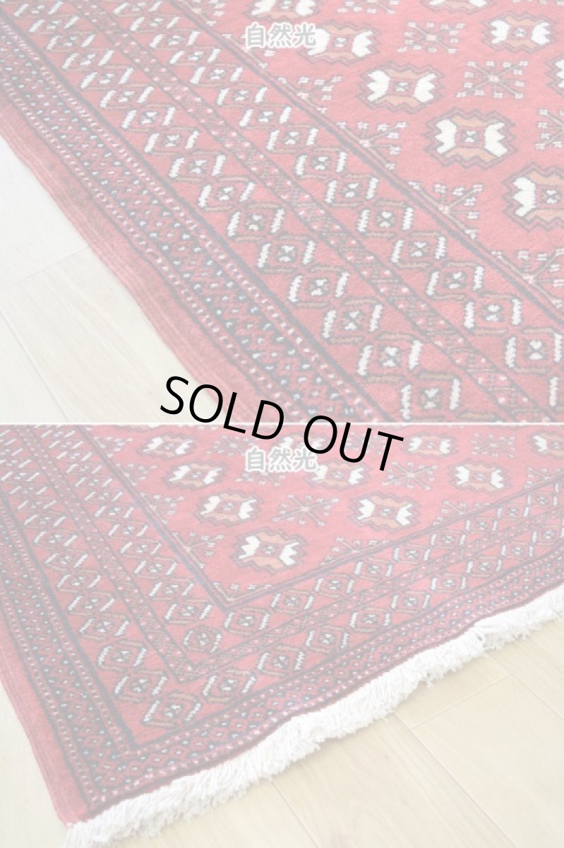 画像8: 良品 ペルシャ 部族絨毯 バルーチ 縦2m 横1m 2.2㎡ 〜2帖程度 リビング ダイニング 2〜3人掛けソファ センターテーブル サイズ 190 x 112 cm No.R218 天然 肉厚 ウール 手織り トライバル ラグ 敷物 マット カーペット 幾何学模様 ヴィンテージ ビンテージ  赤 レッド b-r218-190112h001-031 (8)