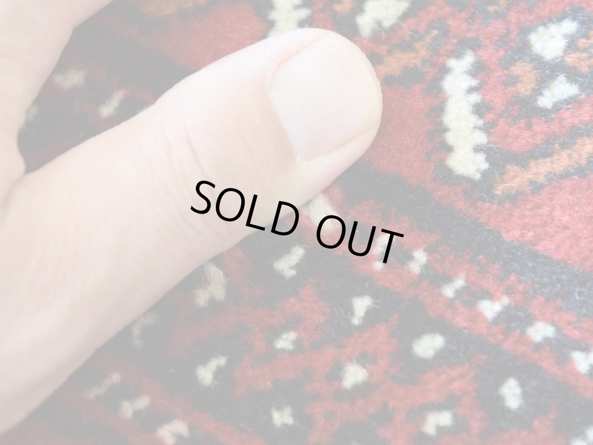 画像13: 良品 ペルシャ 部族絨毯 バルーチ 縦2m 横1m 2.2㎡ 〜2帖程度 リビング ダイニング 2〜3人掛けソファ センターテーブル サイズ 190 x 112 cm No.R218 天然 肉厚 ウール 手織り トライバル ラグ 敷物 マット カーペット 幾何学模様 ヴィンテージ ビンテージ  赤 レッド b-r218-190112h001-031 (13)