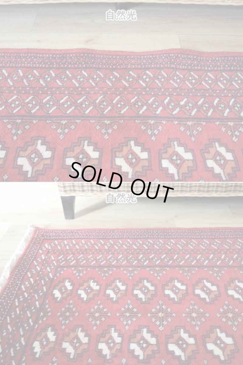 画像5: 良品 ペルシャ 部族絨毯 バルーチ 縦2m 横1m 2.2㎡ 〜2帖程度 リビング ダイニング 2〜3人掛けソファ センターテーブル サイズ 190 x 112 cm No.R218 天然 肉厚 ウール 手織り トライバル ラグ 敷物 マット カーペット 幾何学模様 ヴィンテージ ビンテージ  赤 レッド b-r218-190112h001-031 (5)