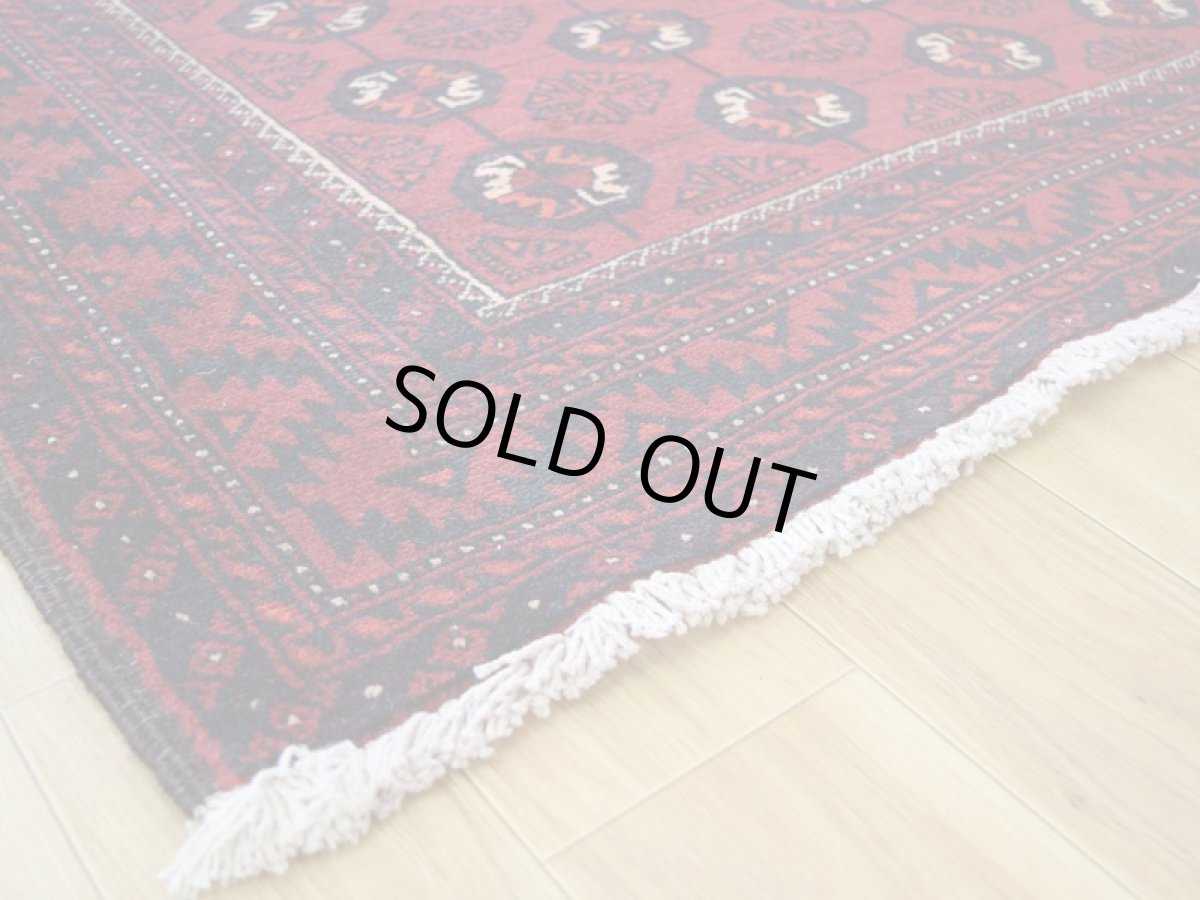 画像12: 良品 ペルシャ 部族絨毯 バルーチ 縦2m 横1m 2.5㎡ 〜2.5帖程度 リビング ダイニング 2〜3人掛けソファ センターテーブル サイズ 215 x 115 cm No.R235 天然 肉厚 ウール 手織り トライバル ラグ 敷物 マット カーペット 幾何学模様 ヴィンテージ ビンテージ  赤 レッド b-r235-215115h001-031 (12)