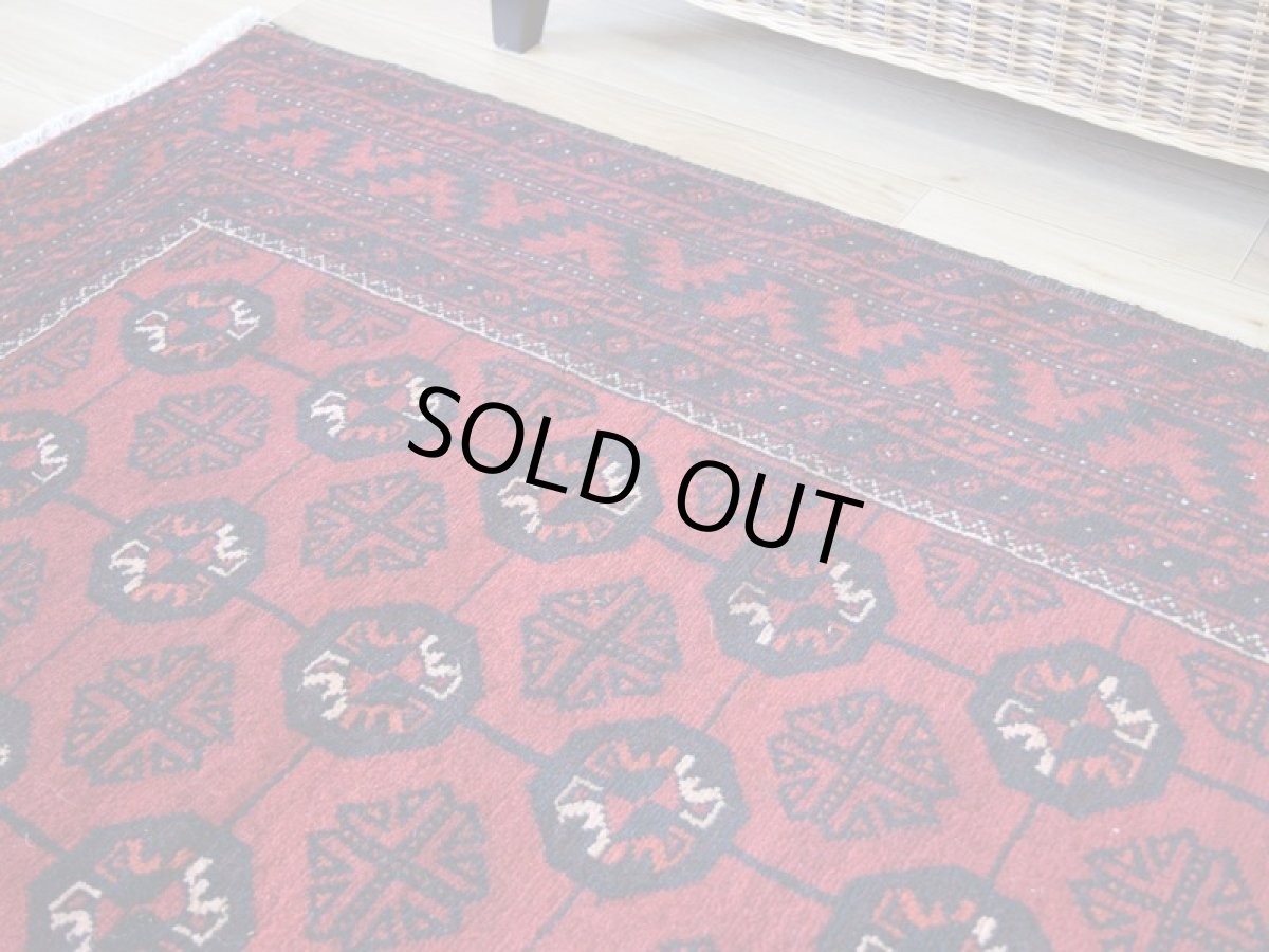 画像8: 良品 ペルシャ 部族絨毯 バルーチ 縦2m 横1m 2.5㎡ 〜2.5帖程度 リビング ダイニング 2〜3人掛けソファ センターテーブル サイズ 215 x 115 cm No.R235 天然 肉厚 ウール 手織り トライバル ラグ 敷物 マット カーペット 幾何学模様 ヴィンテージ ビンテージ  赤 レッド b-r235-215115h001-031 (8)