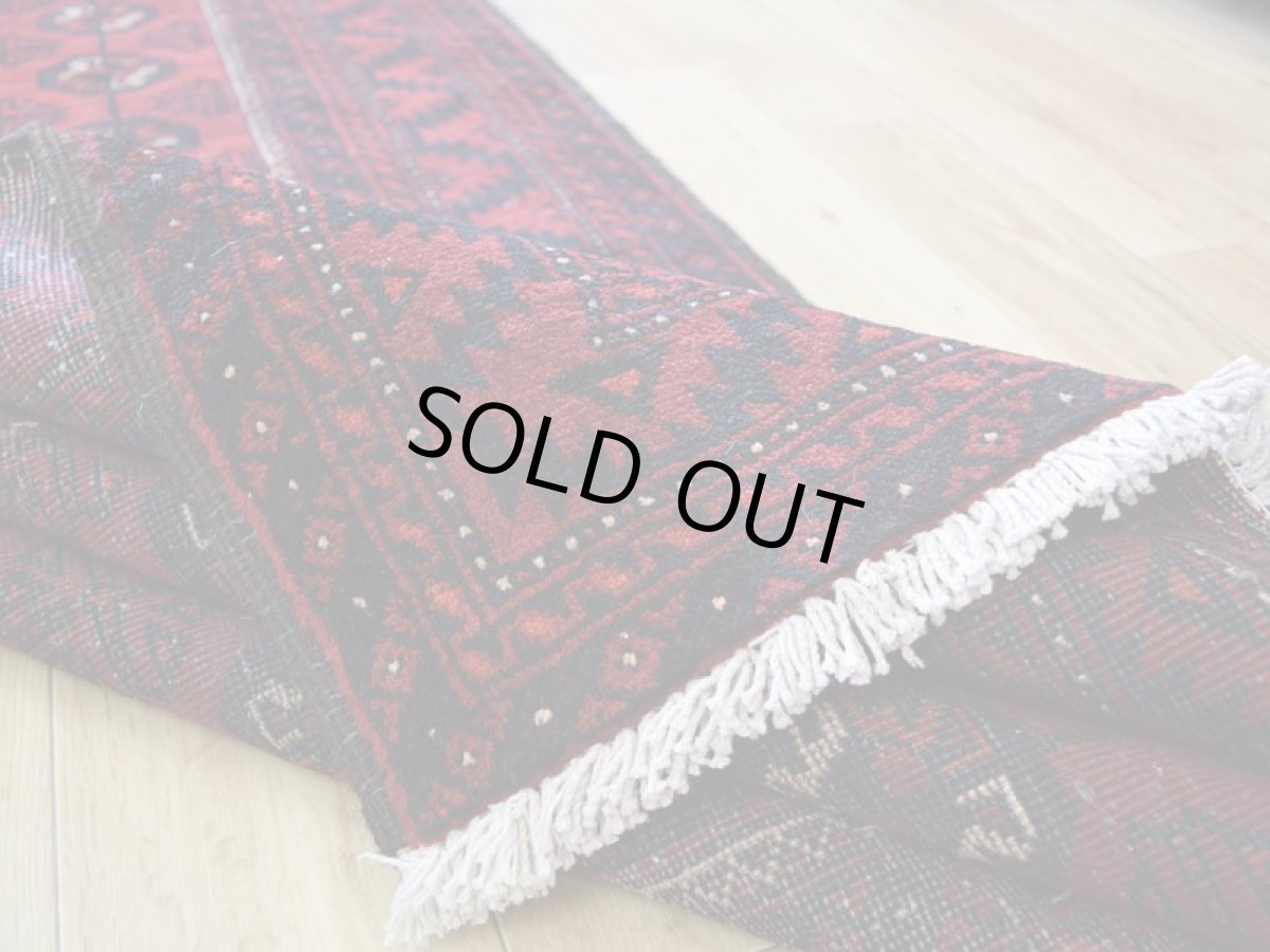 画像14: 良品 ペルシャ 部族絨毯 バルーチ 縦2m 横1m 2.5㎡ 〜2.5帖程度 リビング ダイニング 2〜3人掛けソファ センターテーブル サイズ 215 x 115 cm No.R235 天然 肉厚 ウール 手織り トライバル ラグ 敷物 マット カーペット 幾何学模様 ヴィンテージ ビンテージ  赤 レッド b-r235-215115h001-031 (14)