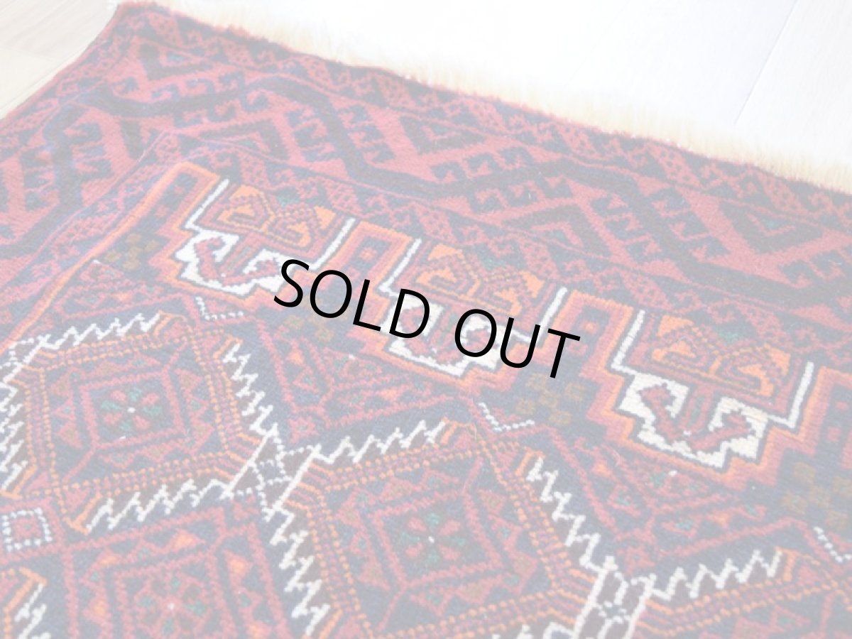 画像9: 良品 ペルシャ 部族絨毯 バルーチ 縦2m 横1m 2㎡ 〜2帖程度 リビング ダイニング 2〜3人掛けソファ センターテーブル サイズ 190 x 110 cm No.R228 天然 肉厚 ウール 手織り トライバル ラグ 敷物 マット カーペット 幾何学模様 ヴィンテージ ビンテージ  赤 レッド 濃紺 ダークネイビー b-r228-190110h001-031 (9)