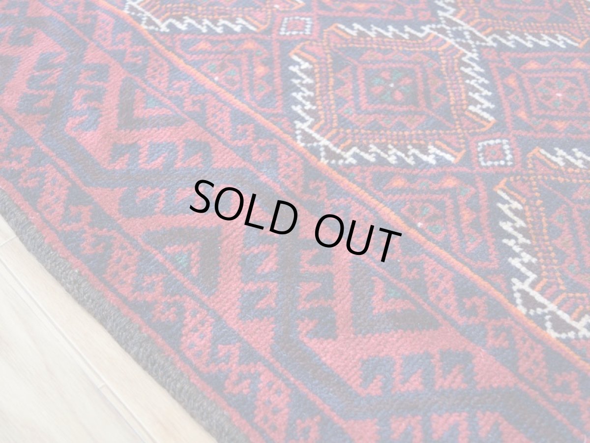 画像12: 良品 ペルシャ 部族絨毯 バルーチ 縦2m 横1m 2㎡ 〜2帖程度 リビング ダイニング 2〜3人掛けソファ センターテーブル サイズ 190 x 110 cm No.R228 天然 肉厚 ウール 手織り トライバル ラグ 敷物 マット カーペット 幾何学模様 ヴィンテージ ビンテージ  赤 レッド 濃紺 ダークネイビー b-r228-190110h001-031 (12)