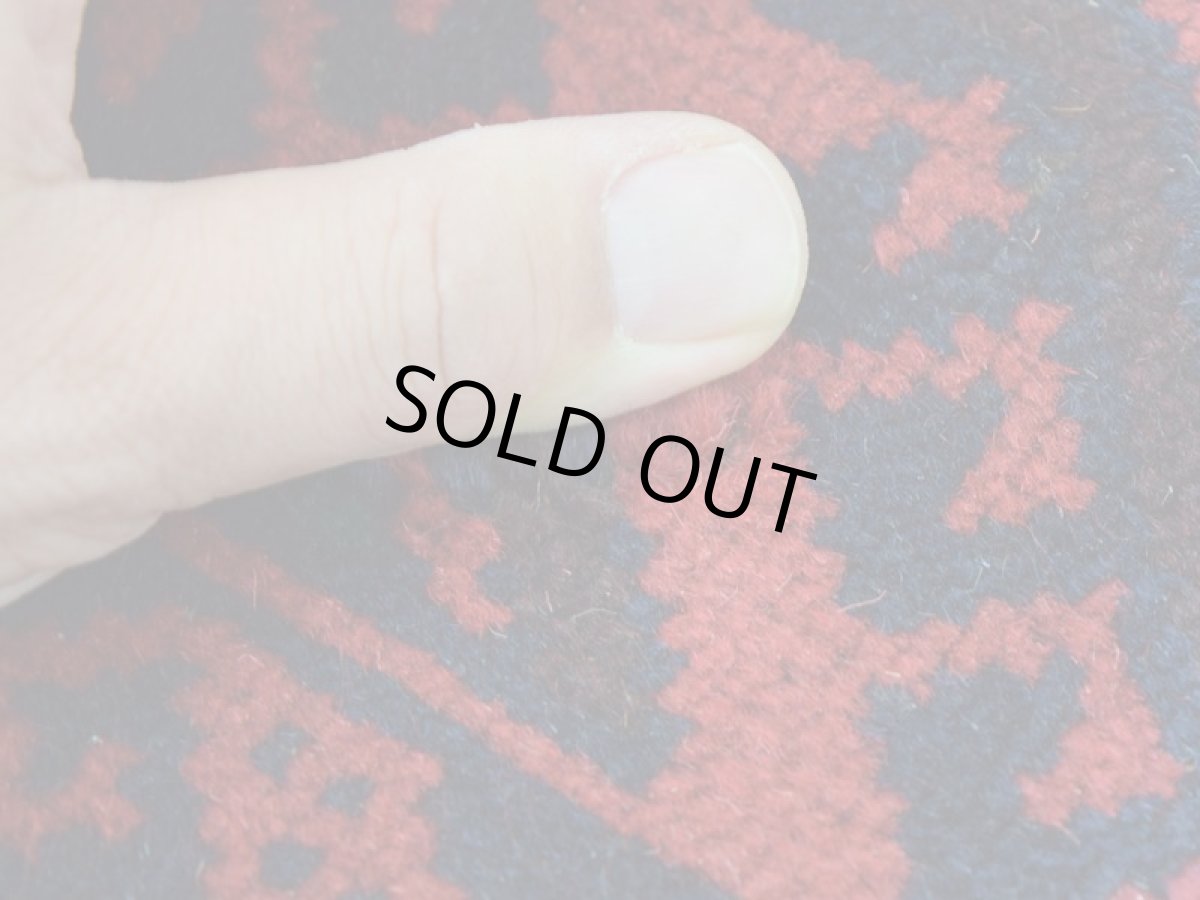 画像13: 良品 ペルシャ 部族絨毯 バルーチ 縦2m 横1m 2㎡ 〜2帖程度 リビング ダイニング 2〜3人掛けソファ センターテーブル サイズ 190 x 110 cm No.R228 天然 肉厚 ウール 手織り トライバル ラグ 敷物 マット カーペット 幾何学模様 ヴィンテージ ビンテージ  赤 レッド 濃紺 ダークネイビー b-r228-190110h001-031 (13)