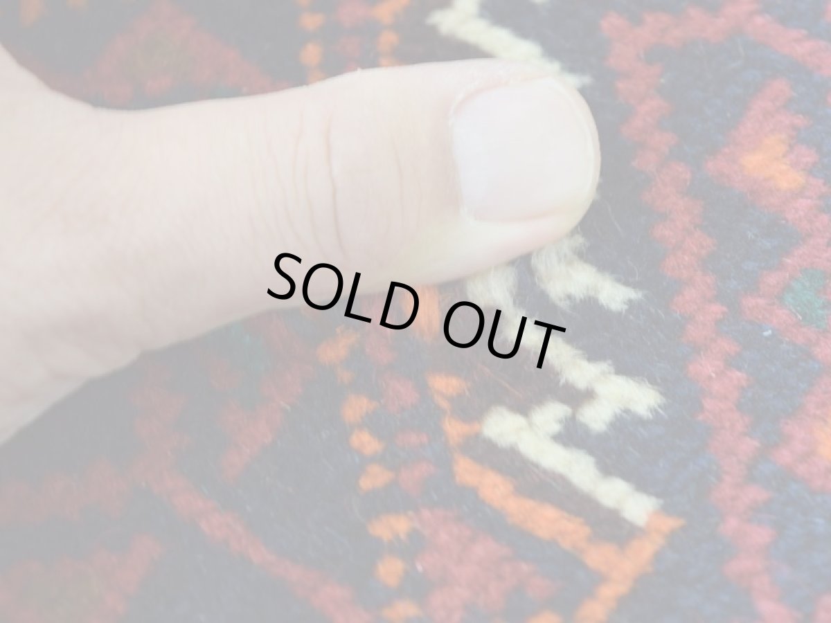 画像11: 良品 ペルシャ 部族絨毯 バルーチ 縦2m 横1m 2㎡ 〜2帖程度 リビング ダイニング 2〜3人掛けソファ センターテーブル サイズ 190 x 110 cm No.R228 天然 肉厚 ウール 手織り トライバル ラグ 敷物 マット カーペット 幾何学模様 ヴィンテージ ビンテージ  赤 レッド 濃紺 ダークネイビー b-r228-190110h001-031 (11)