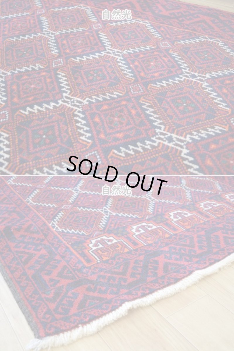 画像8: 良品 ペルシャ 部族絨毯 バルーチ 縦2m 横1m 2㎡ 〜2帖程度 リビング ダイニング 2〜3人掛けソファ センターテーブル サイズ 190 x 110 cm No.R228 天然 肉厚 ウール 手織り トライバル ラグ 敷物 マット カーペット 幾何学模様 ヴィンテージ ビンテージ  赤 レッド 濃紺 ダークネイビー b-r228-190110h001-031 (8)