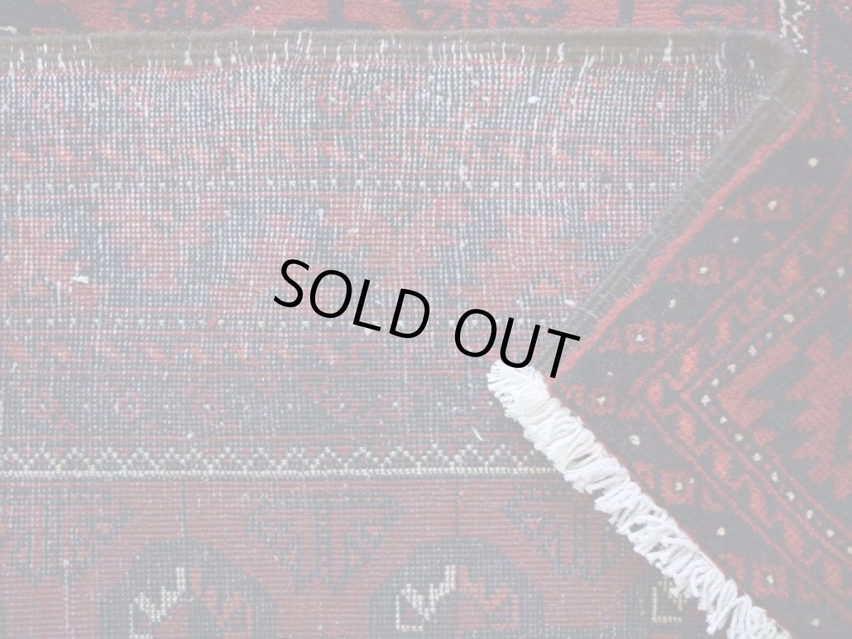 画像15: 良品 ペルシャ 部族絨毯 バルーチ 縦2m 横1m 2.5㎡ 〜2.5帖程度 リビング ダイニング 2〜3人掛けソファ センターテーブル サイズ 215 x 115 cm No.R235 天然 肉厚 ウール 手織り トライバル ラグ 敷物 マット カーペット 幾何学模様 ヴィンテージ ビンテージ  赤 レッド b-r235-215115h001-031 (15)