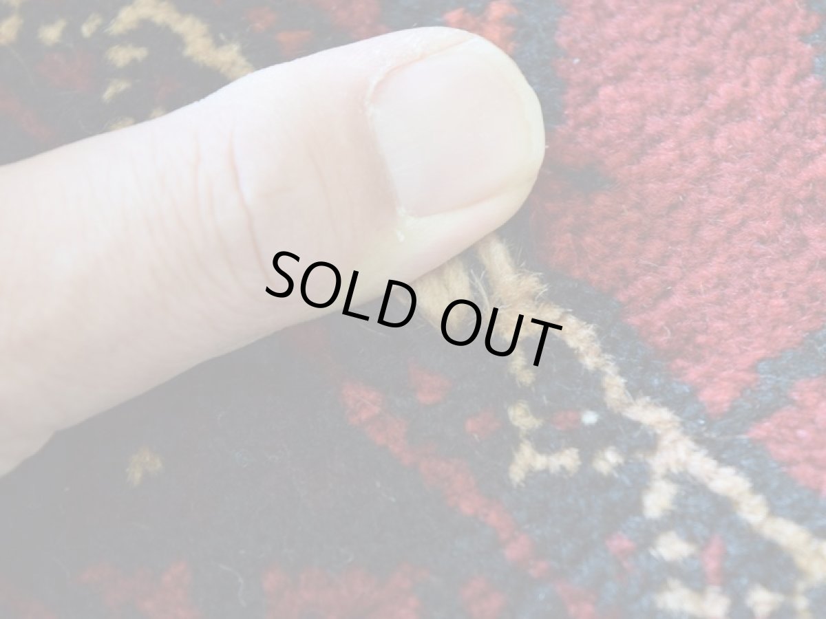 画像9: 良品 ペルシャ 部族絨毯 バルーチ 縦2m 横1m 2.5㎡ 〜2.5帖程度 リビング ダイニング 2〜3人掛けソファ センターテーブル サイズ 215 x 115 cm No.R235 天然 肉厚 ウール 手織り トライバル ラグ 敷物 マット カーペット 幾何学模様 ヴィンテージ ビンテージ  赤 レッド b-r235-215115h001-031 (9)