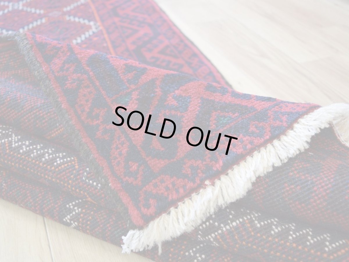 画像15: 良品 ペルシャ 部族絨毯 バルーチ 縦2m 横1m 2㎡ 〜2帖程度 リビング ダイニング 2〜3人掛けソファ センターテーブル サイズ 190 x 110 cm No.R228 天然 肉厚 ウール 手織り トライバル ラグ 敷物 マット カーペット 幾何学模様 ヴィンテージ ビンテージ  赤 レッド 濃紺 ダークネイビー b-r228-190110h001-031 (15)