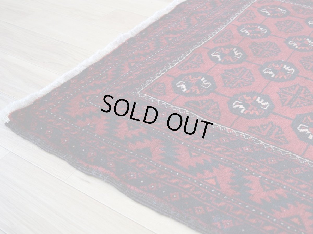 画像10: 良品 ペルシャ 部族絨毯 バルーチ 縦2m 横1m 2.5㎡ 〜2.5帖程度 リビング ダイニング 2〜3人掛けソファ センターテーブル サイズ 215 x 115 cm No.R235 天然 肉厚 ウール 手織り トライバル ラグ 敷物 マット カーペット 幾何学模様 ヴィンテージ ビンテージ  赤 レッド b-r235-215115h001-031 (10)