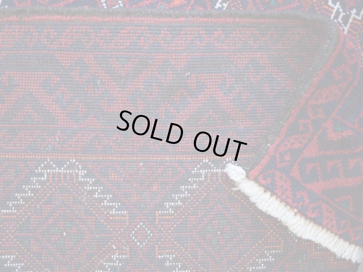 画像16: 良品 ペルシャ 部族絨毯 バルーチ 縦2m 横1m 2㎡ 〜2帖程度 リビング ダイニング 2〜3人掛けソファ センターテーブル サイズ 190 x 110 cm No.R228 天然 肉厚 ウール 手織り トライバル ラグ 敷物 マット カーペット 幾何学模様 ヴィンテージ ビンテージ  赤 レッド 濃紺 ダークネイビー b-r228-190110h001-031 (16)