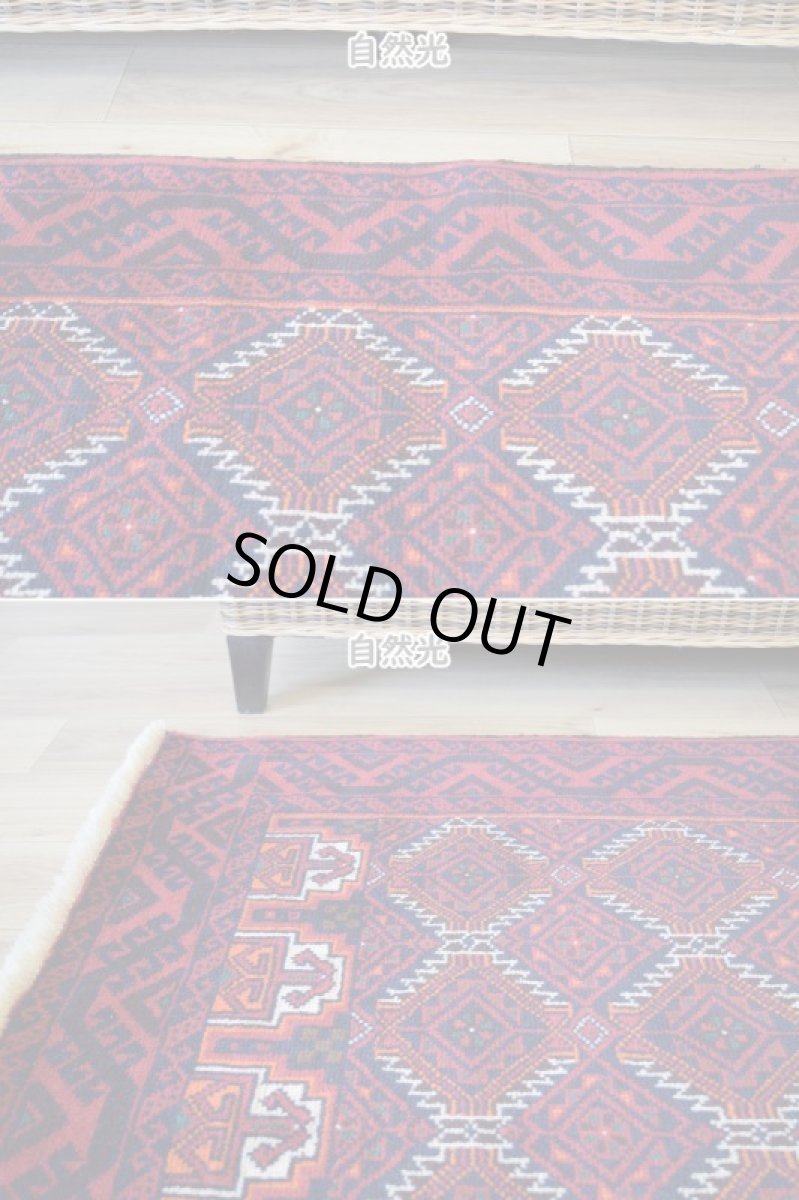 画像5: 良品 ペルシャ 部族絨毯 バルーチ 縦2m 横1m 2㎡ 〜2帖程度 リビング ダイニング 2〜3人掛けソファ センターテーブル サイズ 190 x 110 cm No.R228 天然 肉厚 ウール 手織り トライバル ラグ 敷物 マット カーペット 幾何学模様 ヴィンテージ ビンテージ  赤 レッド 濃紺 ダークネイビー b-r228-190110h001-031 (5)