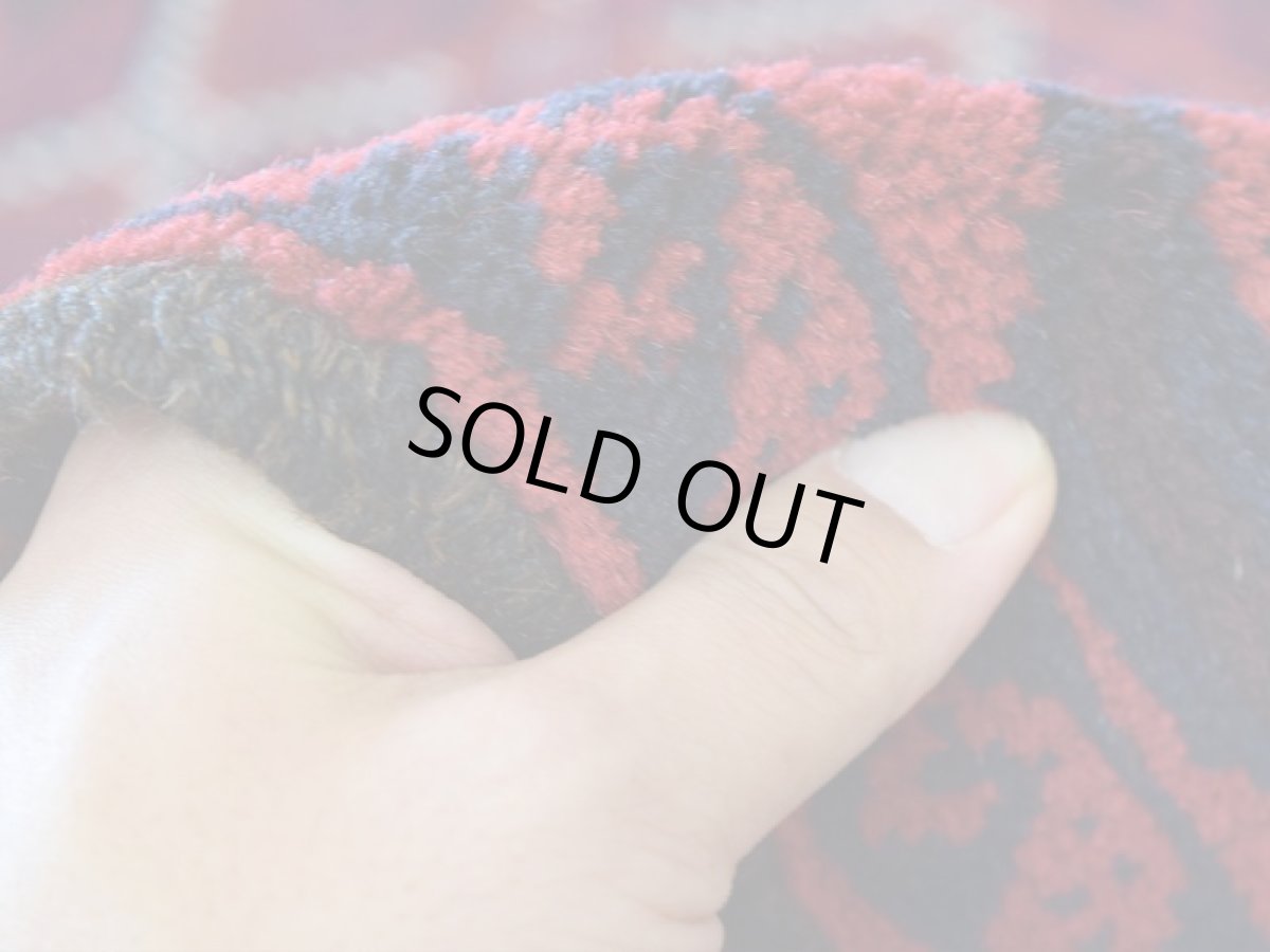 画像14: 良品 ペルシャ 部族絨毯 バルーチ 縦2m 横1m 2㎡ 〜2帖程度 リビング ダイニング 2〜3人掛けソファ センターテーブル サイズ 190 x 110 cm No.R228 天然 肉厚 ウール 手織り トライバル ラグ 敷物 マット カーペット 幾何学模様 ヴィンテージ ビンテージ  赤 レッド 濃紺 ダークネイビー b-r228-190110h001-031 (14)