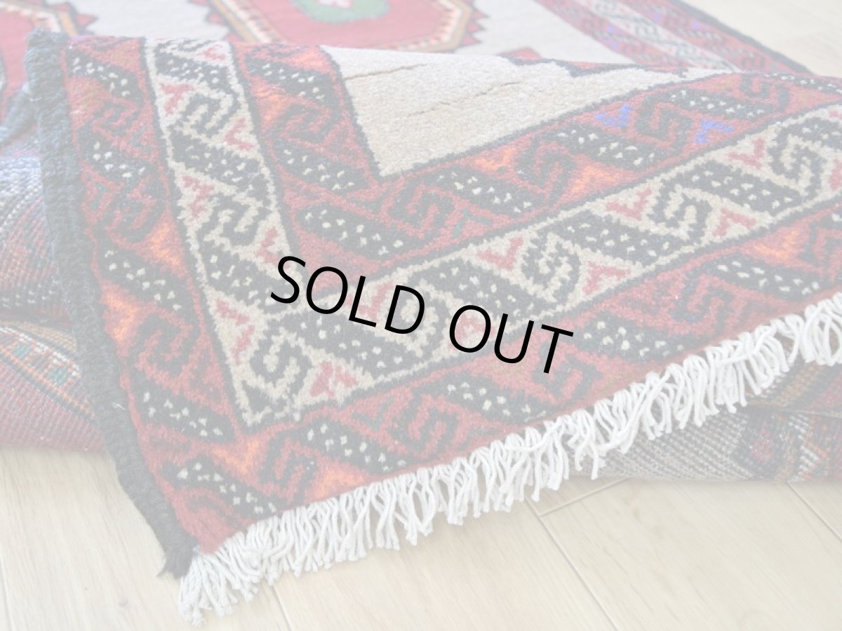 画像15: 美品 ペルシャ 部族絨毯 バルーチ 縦2m 横1m 2㎡ 〜2帖程度 リビング ダイニング 2〜3人掛けソファ センターテーブル サイズ 190 x 110 cm No.R249 天然 肉厚 ウール 手織り トライバル ラグ 敷物 マット カーペット 幾何学模様 ヴィンテージ ビンテージ  赤 レッド ベージュ らくだ色 a-r249-190110h001-031 (15)