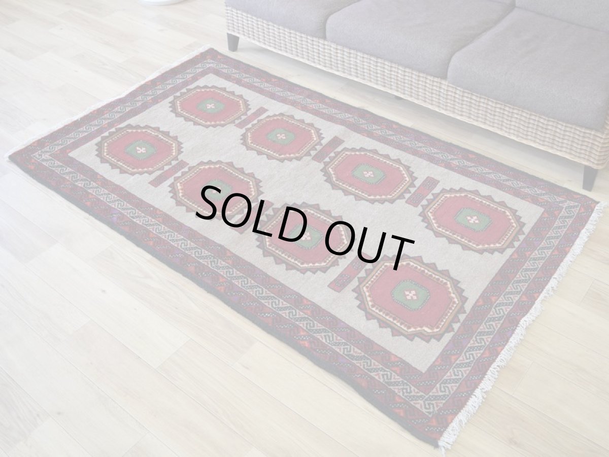 画像2: 美品 ペルシャ 部族絨毯 バルーチ 縦2m 横1m 2㎡ 〜2帖程度 リビング ダイニング 2〜3人掛けソファ センターテーブル サイズ 190 x 110 cm No.R249 天然 肉厚 ウール 手織り トライバル ラグ 敷物 マット カーペット 幾何学模様 ヴィンテージ ビンテージ  赤 レッド ベージュ らくだ色 a-r249-190110h001-031 (2)