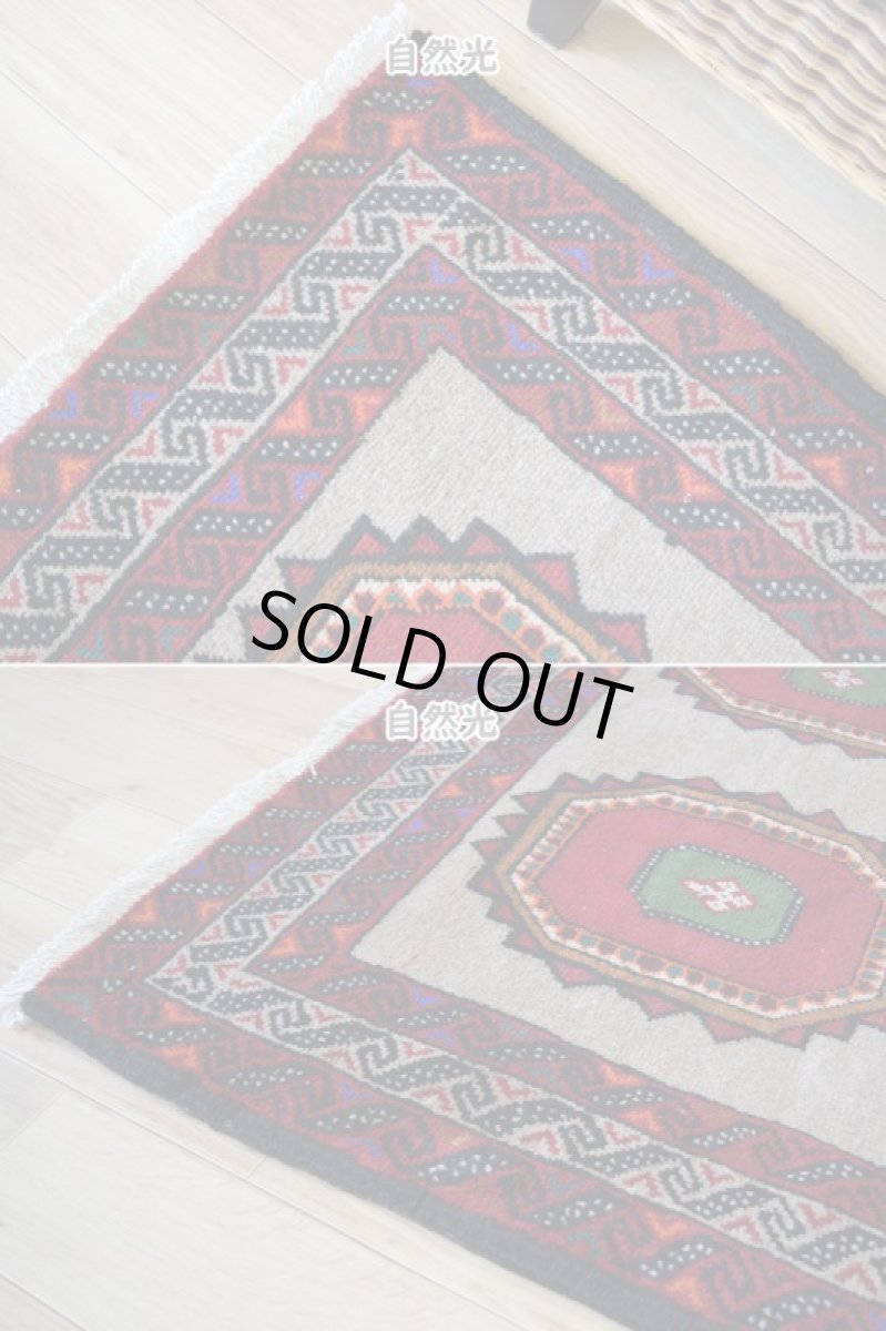 画像7: 美品 ペルシャ 部族絨毯 バルーチ 縦2m 横1m 2㎡ 〜2帖程度 リビング ダイニング 2〜3人掛けソファ センターテーブル サイズ 190 x 110 cm No.R249 天然 肉厚 ウール 手織り トライバル ラグ 敷物 マット カーペット 幾何学模様 ヴィンテージ ビンテージ  赤 レッド ベージュ らくだ色 a-r249-190110h001-031 (7)